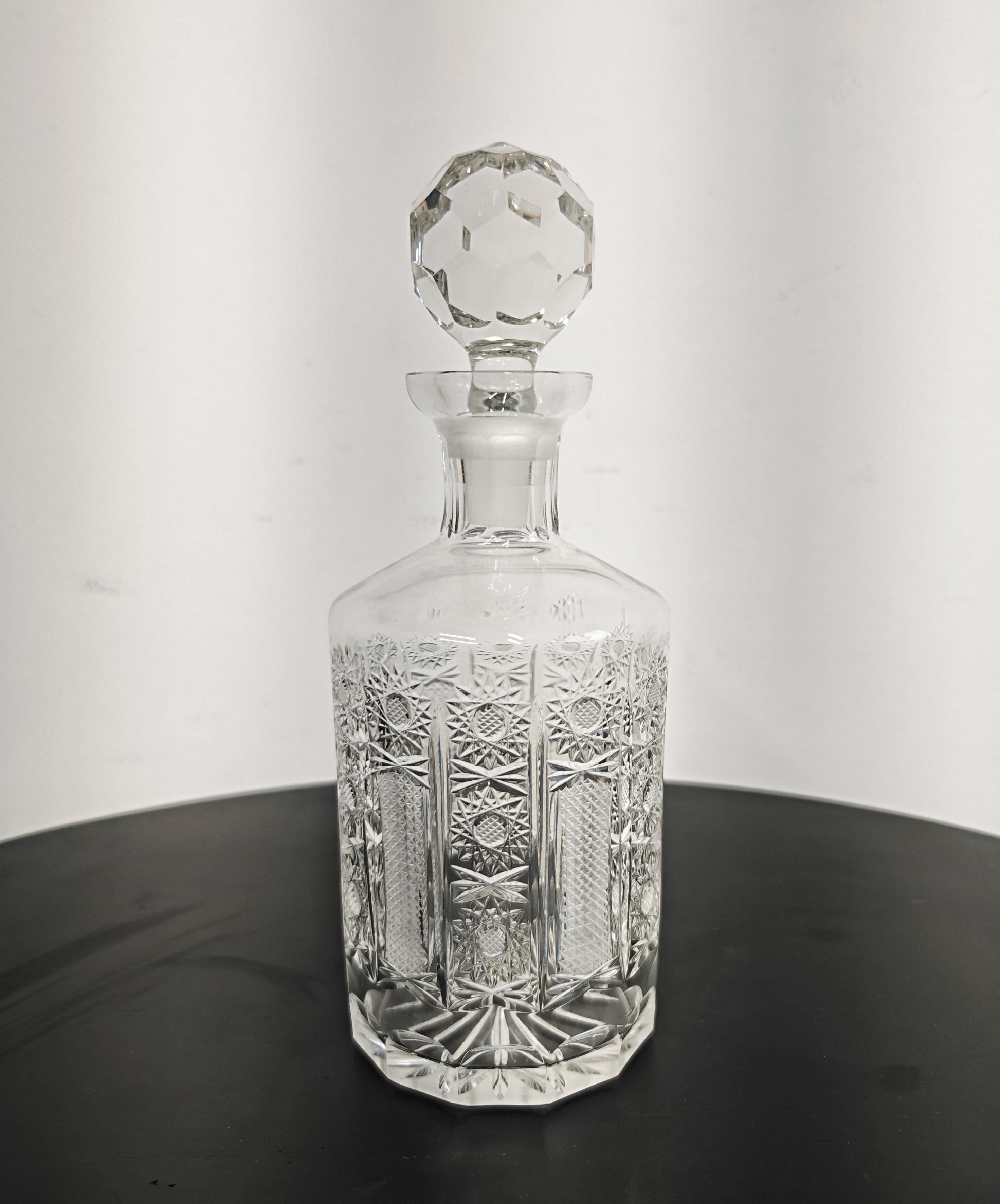 Vous trouverez dans cette liste une superbe carafe en cristal Hollywood Regency avec un bouchon. Bien qu'ils soient généralement utilisés pour le vin ou les spiritueux, celui-ci conviendrait parfaitement à un bon whisky ou à d'autres spiritueux. Il