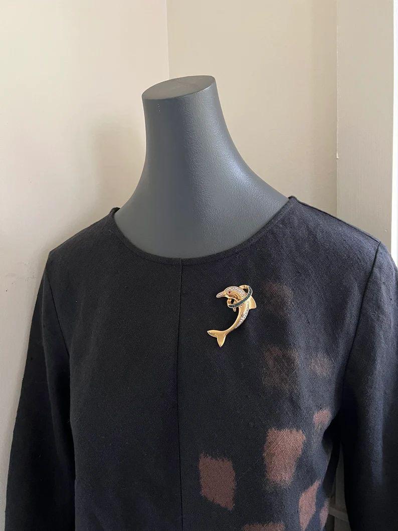 Alfiler Broche Vintage Delfín de Cristal Tono Oro Impresionante en venta 2