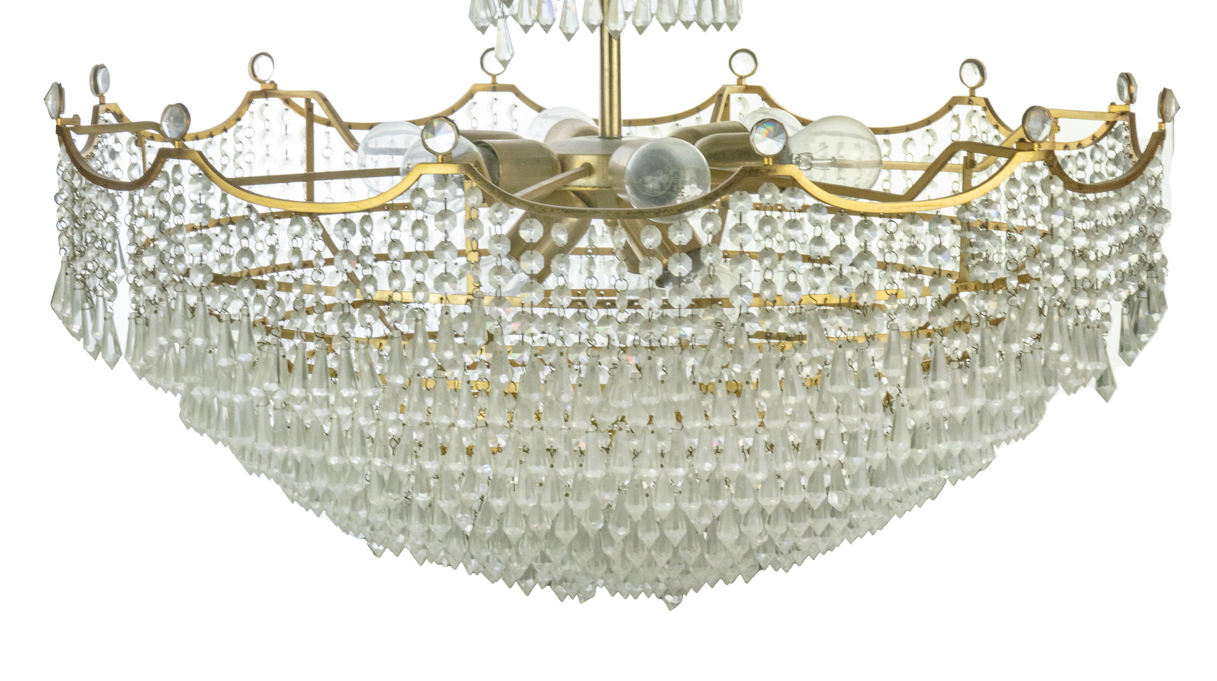 Crystal Drops Chandelier, Italy 1970s.

Gilded Brass, 10 lights.

Very good condition. 