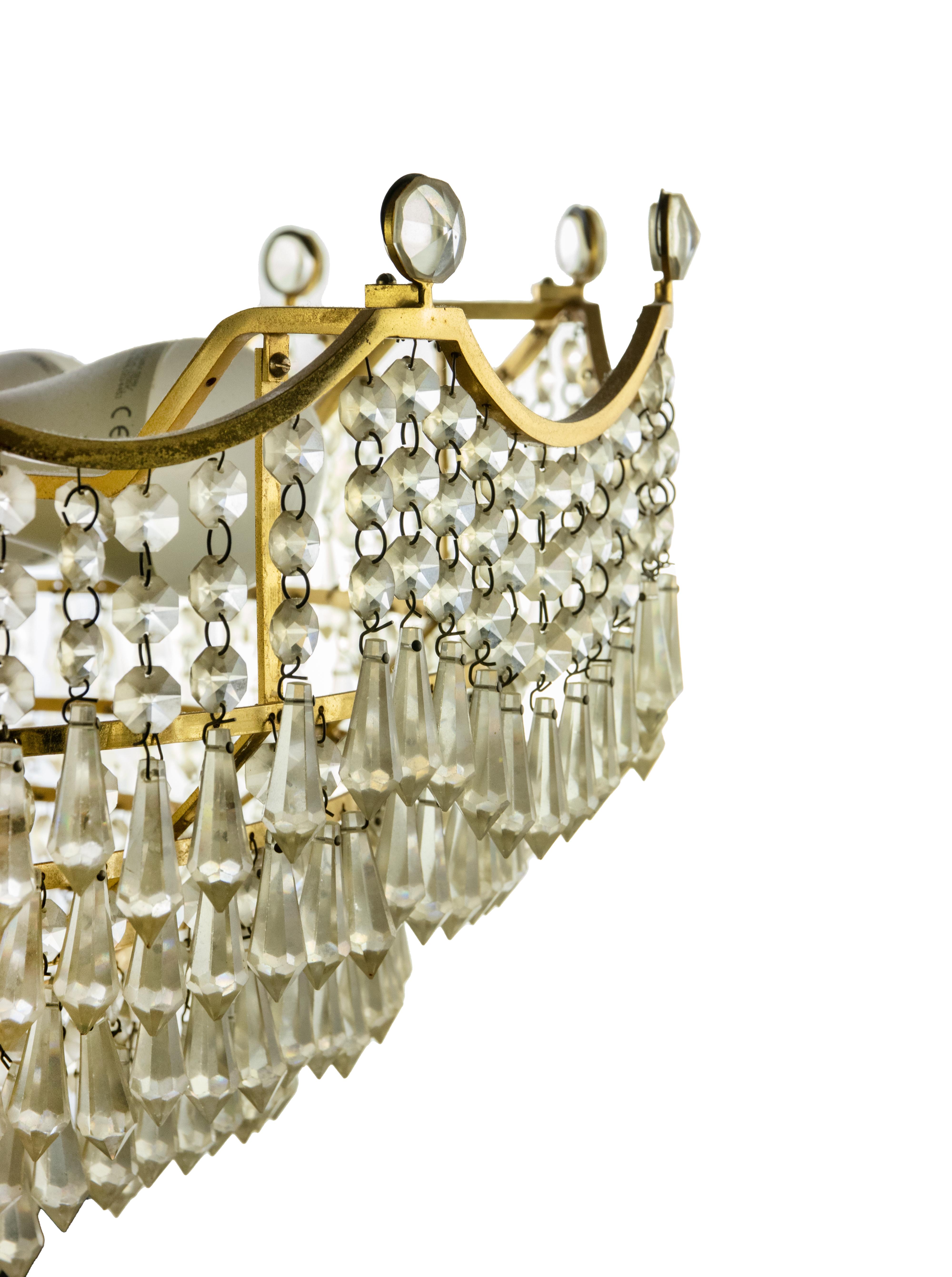 Crystal Drops Chandelier, Italy 1970s.

Gilded Brass, 6 lights.

Very good condition. 