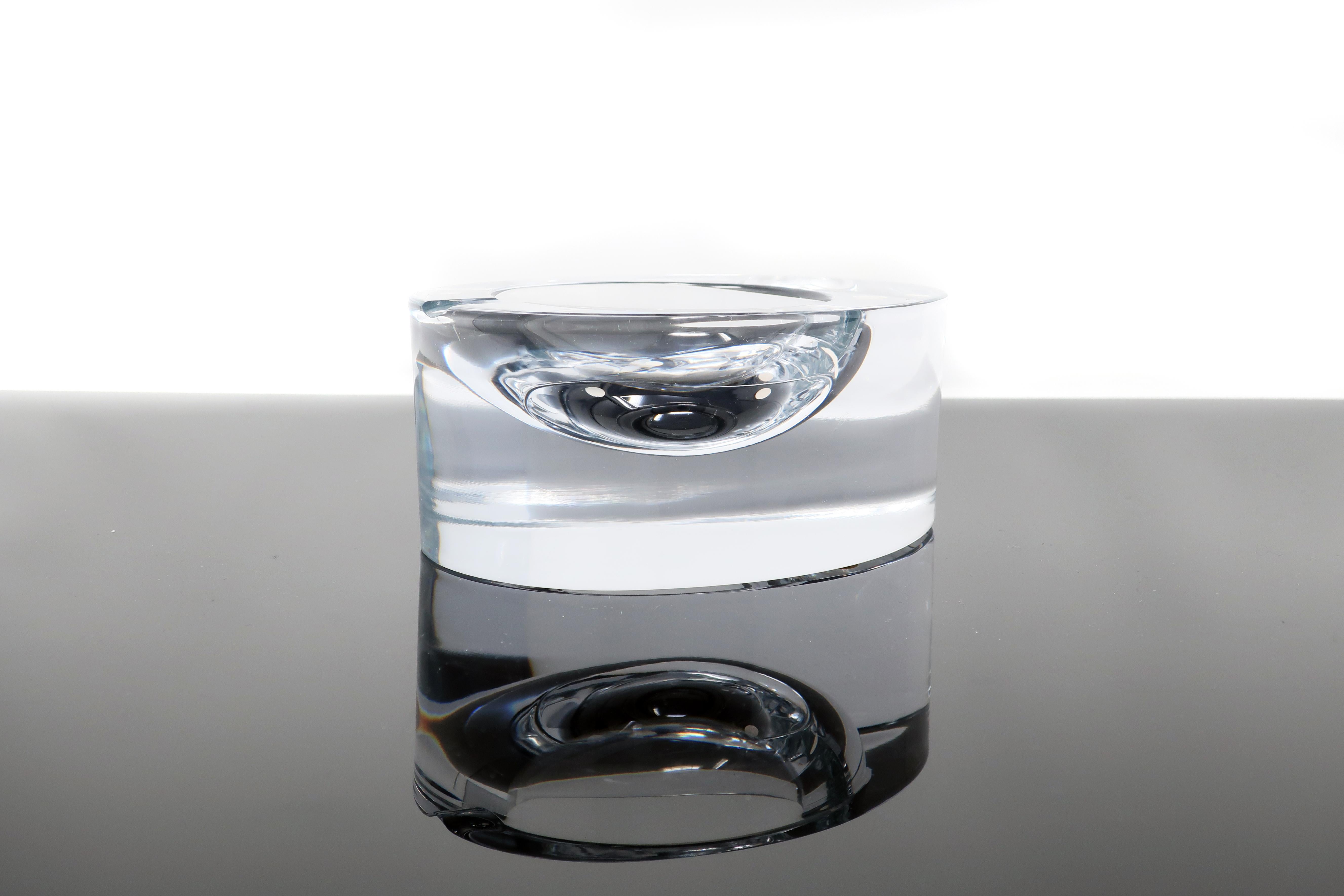 A heavy minimalist egg shaped crystal ashtray. In excellent vintage condition with indentation for one cigarette or cigar. Felt stickers on underside. Unsigned. 

Measures: 5