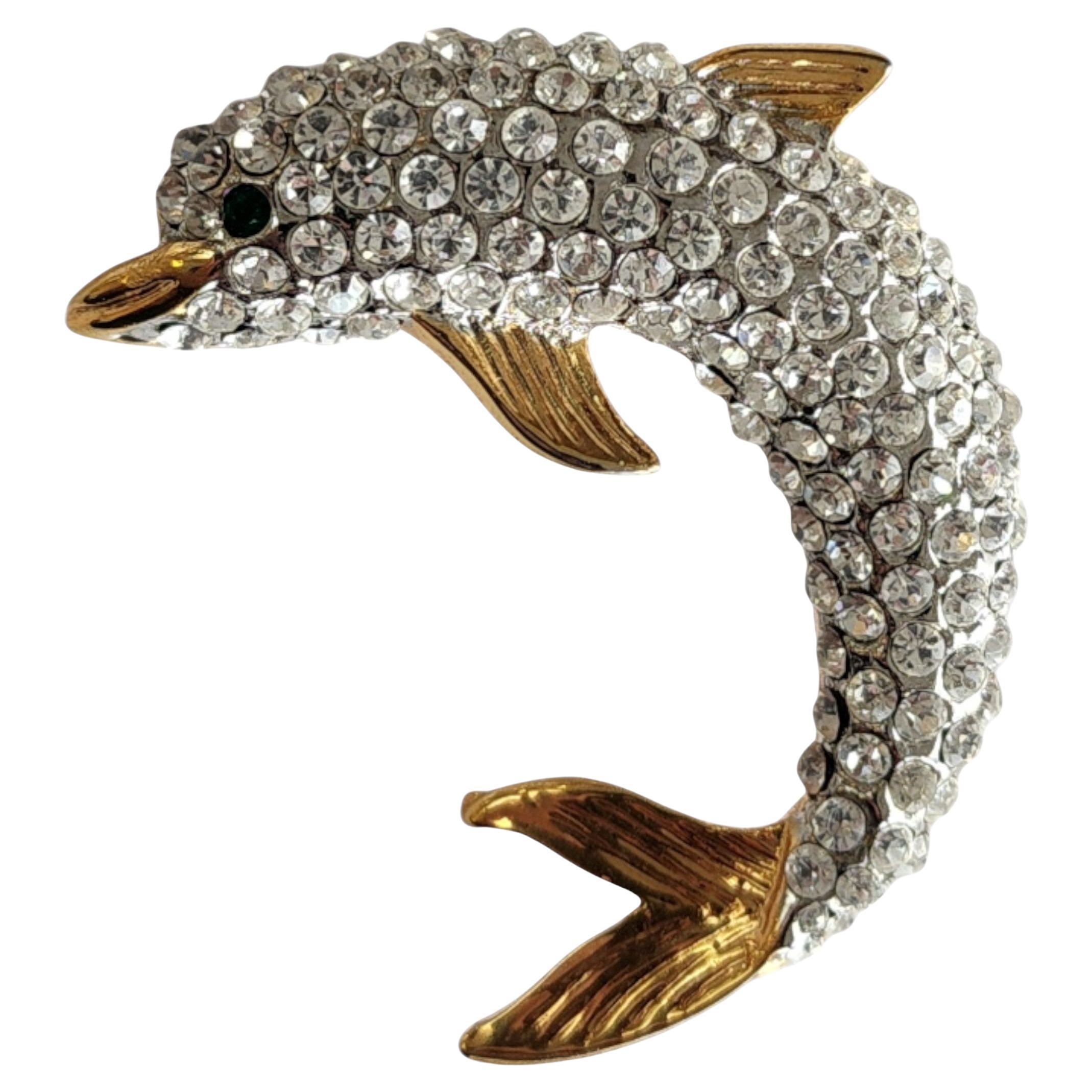 Vintage Kristall-verkrustete Delphin-Brosche mit Gold-Ton-Akzenten im Angebot