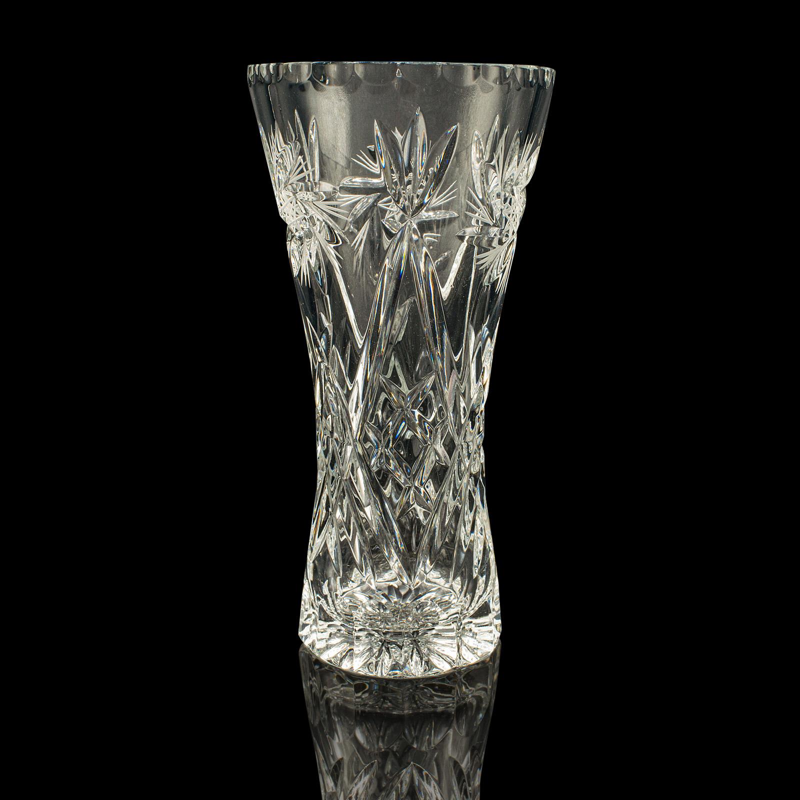 Florero Vintage de Cristal, Inglés, Vidrio Tallado, Ramo, Manga, Circa 1940 Moderno de mediados de siglo en venta