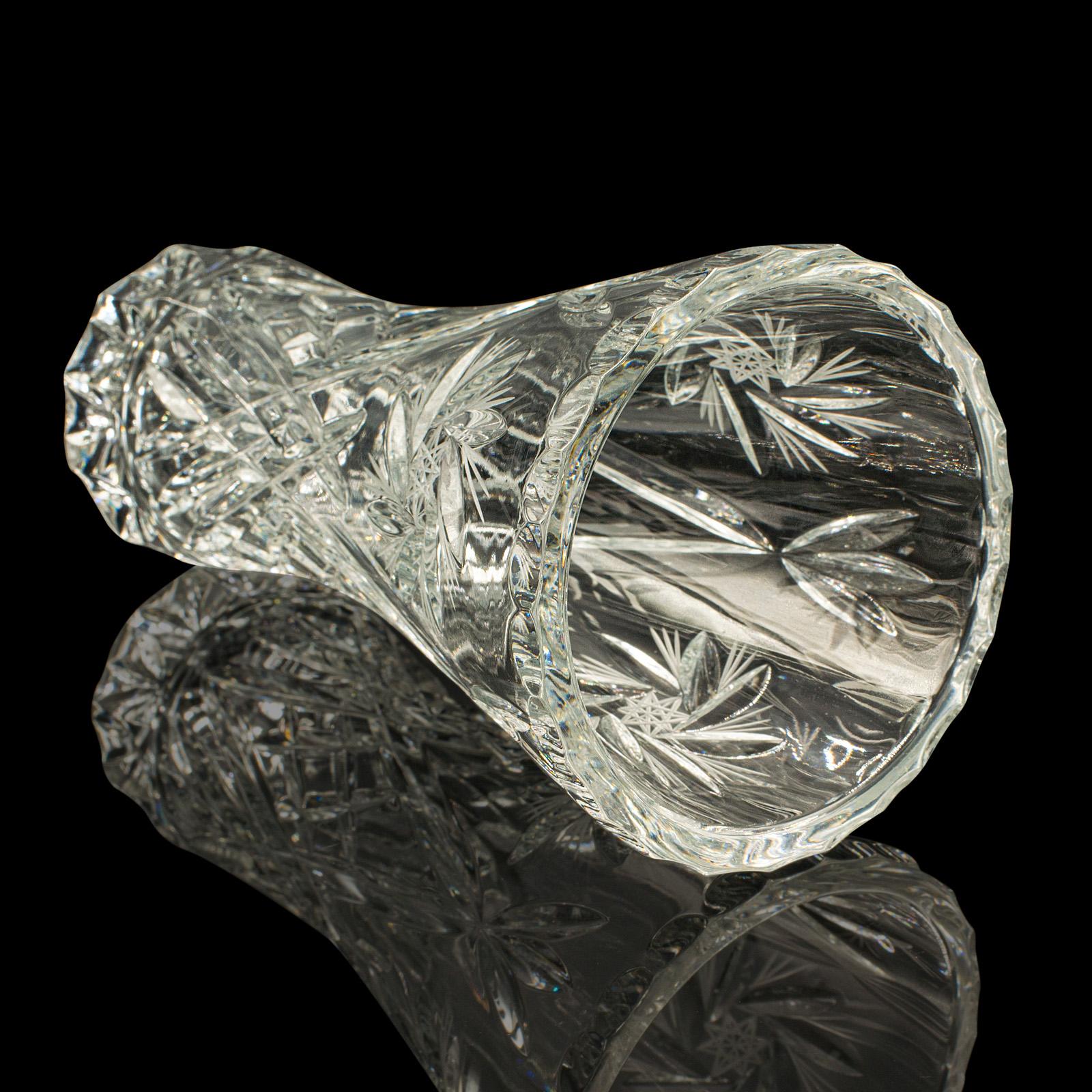 Florero Vintage de Cristal, Inglés, Vidrio Tallado, Ramo, Manga, Circa 1940 mediados del siglo XX en venta