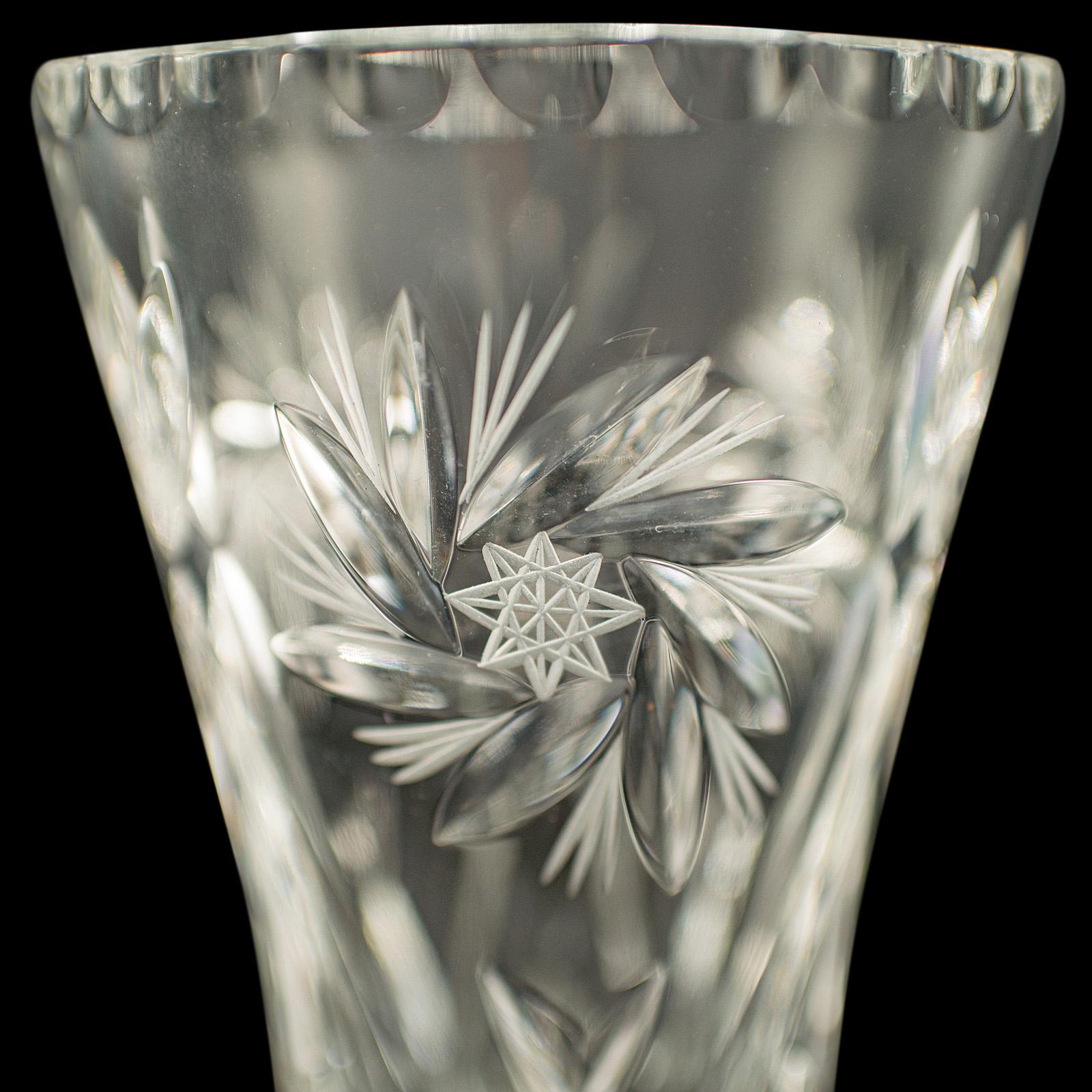 Florero Vintage de Cristal, Inglés, Vidrio Tallado, Ramo, Manga, Circa 1940 en venta 2