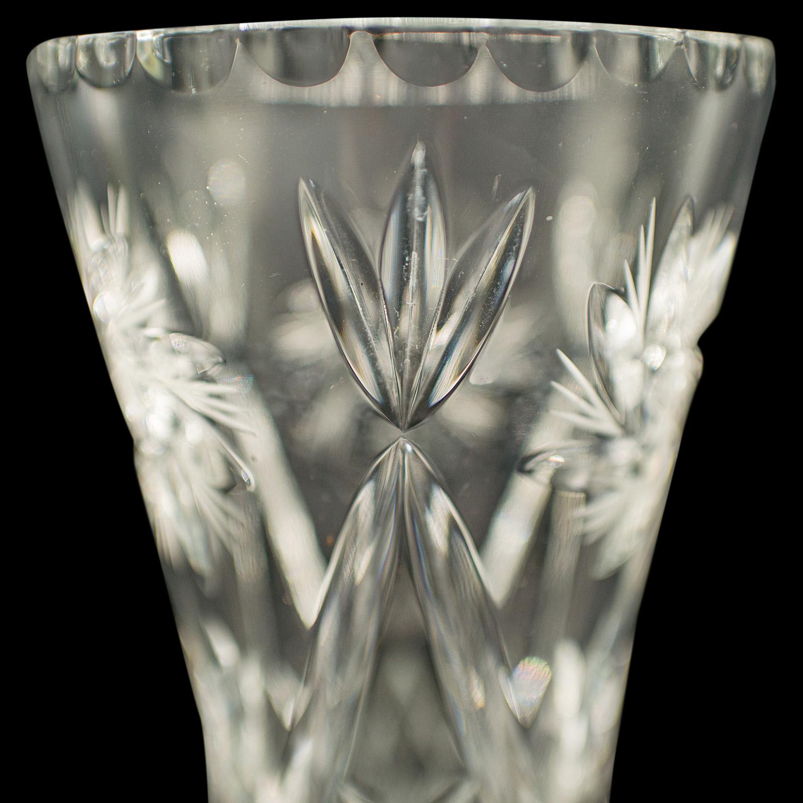 Florero Vintage de Cristal, Inglés, Vidrio Tallado, Ramo, Manga, Circa 1940 en venta 3