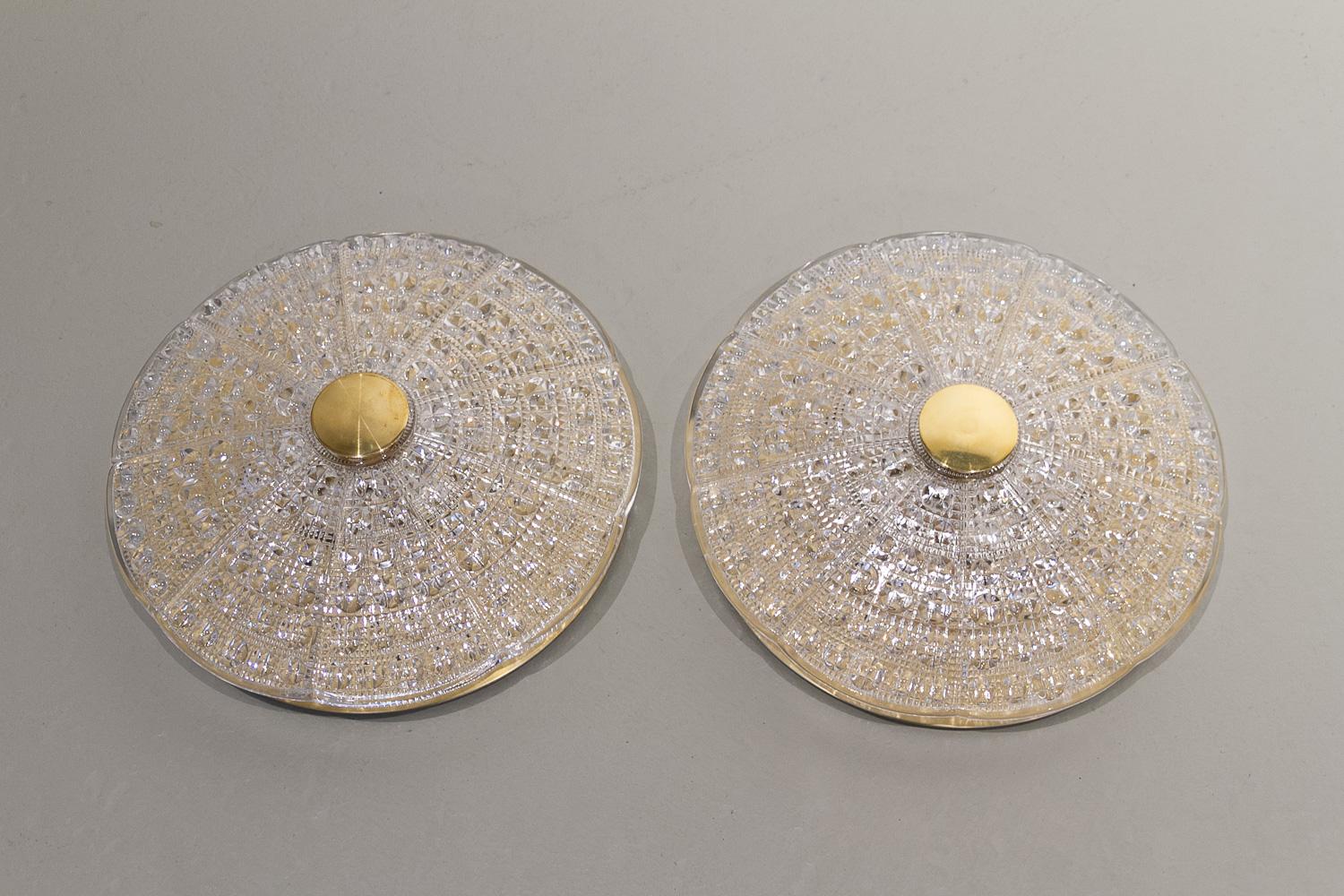 Einbau-Deckenleuchten aus Kristall von Carl Fagerlund, 1960er Jahre. Satz von 2.
Paar große skandinavisch-moderne, klare, doppelt strukturierte Kristallglasschirme von Orrefors, montiert auf patinierten Messingplatten. Sechs sternförmig angeordnete
