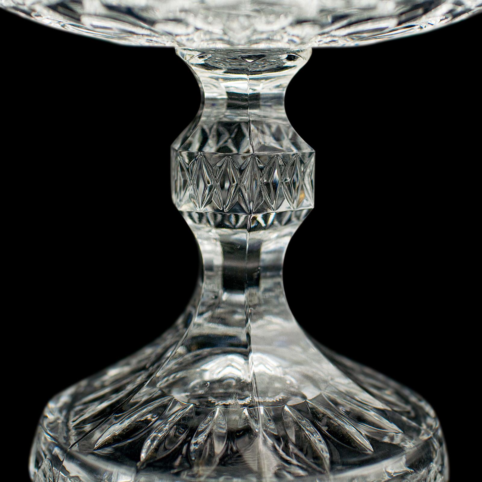 Dekoschale aus geschliffenem Glas mit Kristallfuß in Traubenform, englisch, um 1950 im Angebot 3