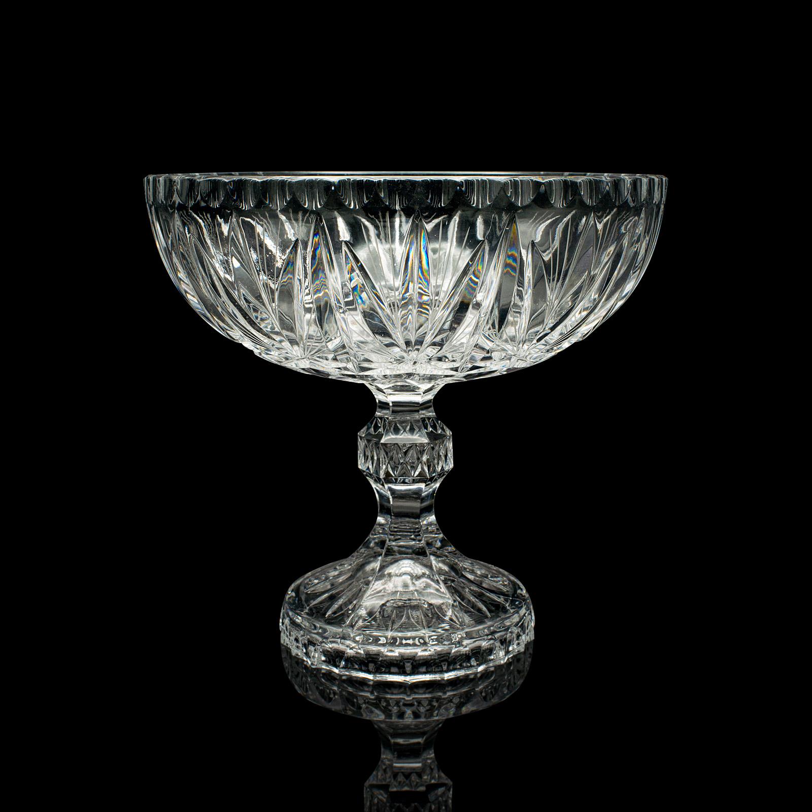 Dekoschale aus geschliffenem Glas mit Kristallfuß in Traubenform, englisch, um 1950 (Moderne der Mitte des Jahrhunderts) im Angebot