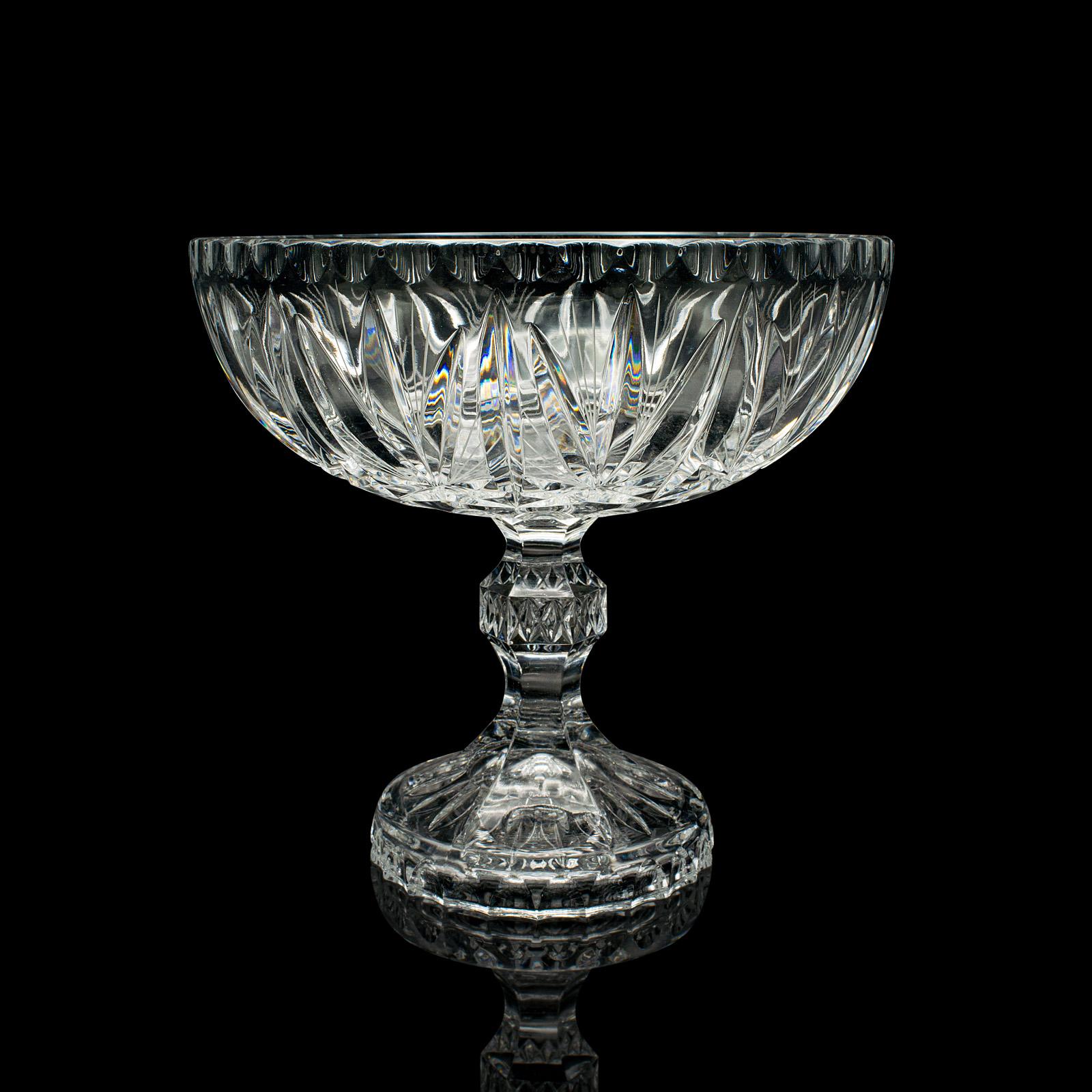 Dekoschale aus geschliffenem Glas mit Kristallfuß in Traubenform, englisch, um 1950 im Zustand „Gut“ im Angebot in Hele, Devon, GB