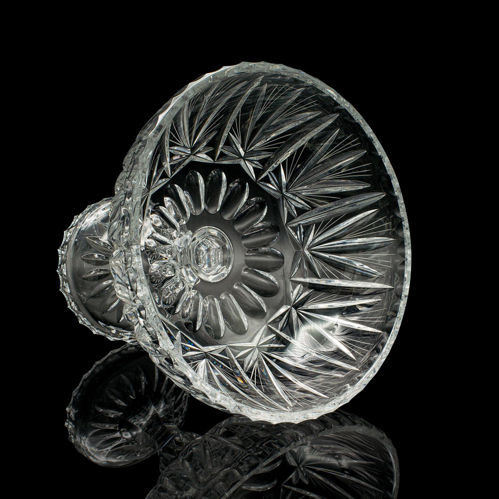 Dekoschale aus geschliffenem Glas mit Kristallfuß in Traubenform, englisch, um 1950 (20. Jahrhundert) im Angebot