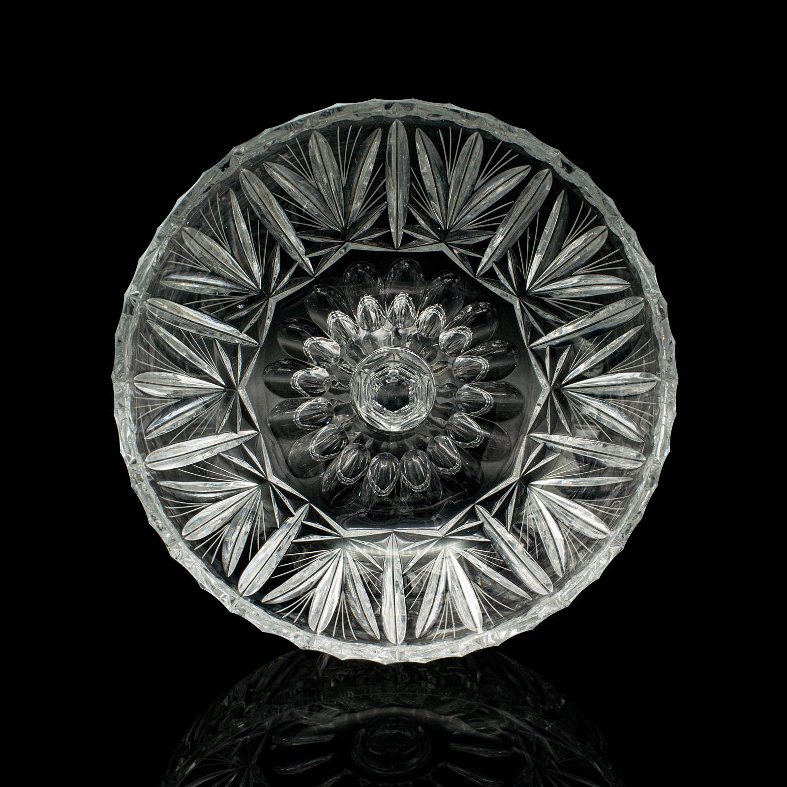 Dekoschale aus geschliffenem Glas mit Kristallfuß in Traubenform, englisch, um 1950 (Geschliffenes Glas) im Angebot