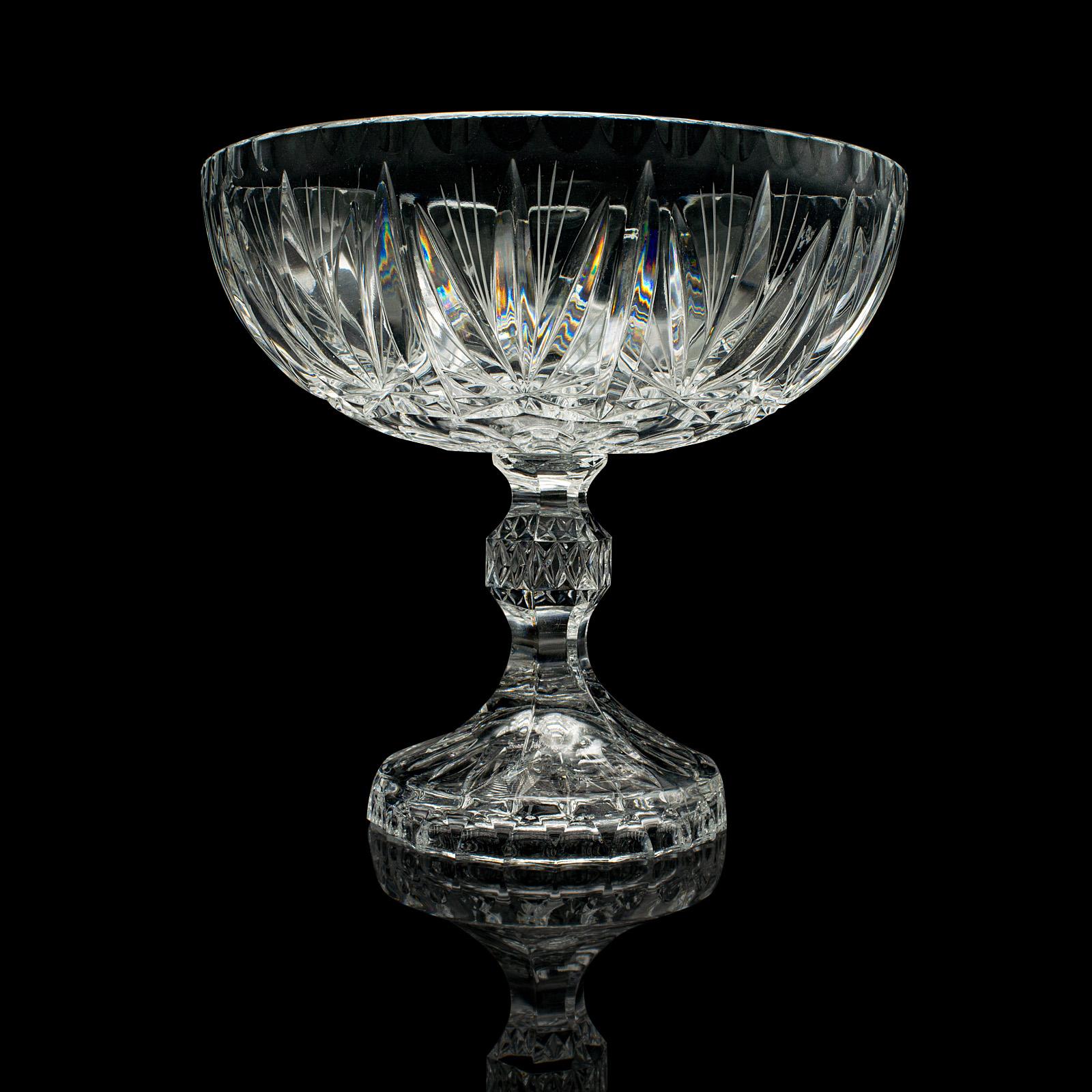 Dekoschale aus geschliffenem Glas mit Kristallfuß in Traubenform, englisch, um 1950 im Angebot 1