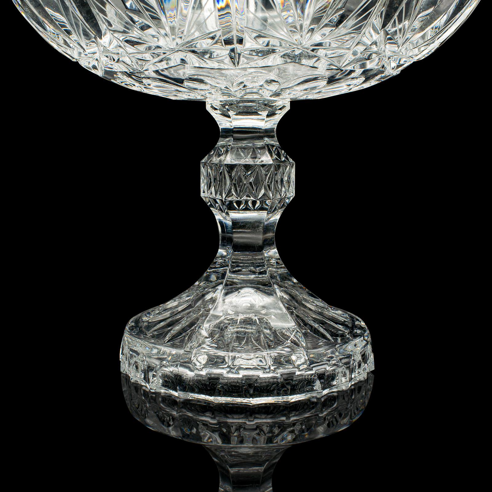Dekoschale aus geschliffenem Glas mit Kristallfuß in Traubenform, englisch, um 1950 im Angebot 2