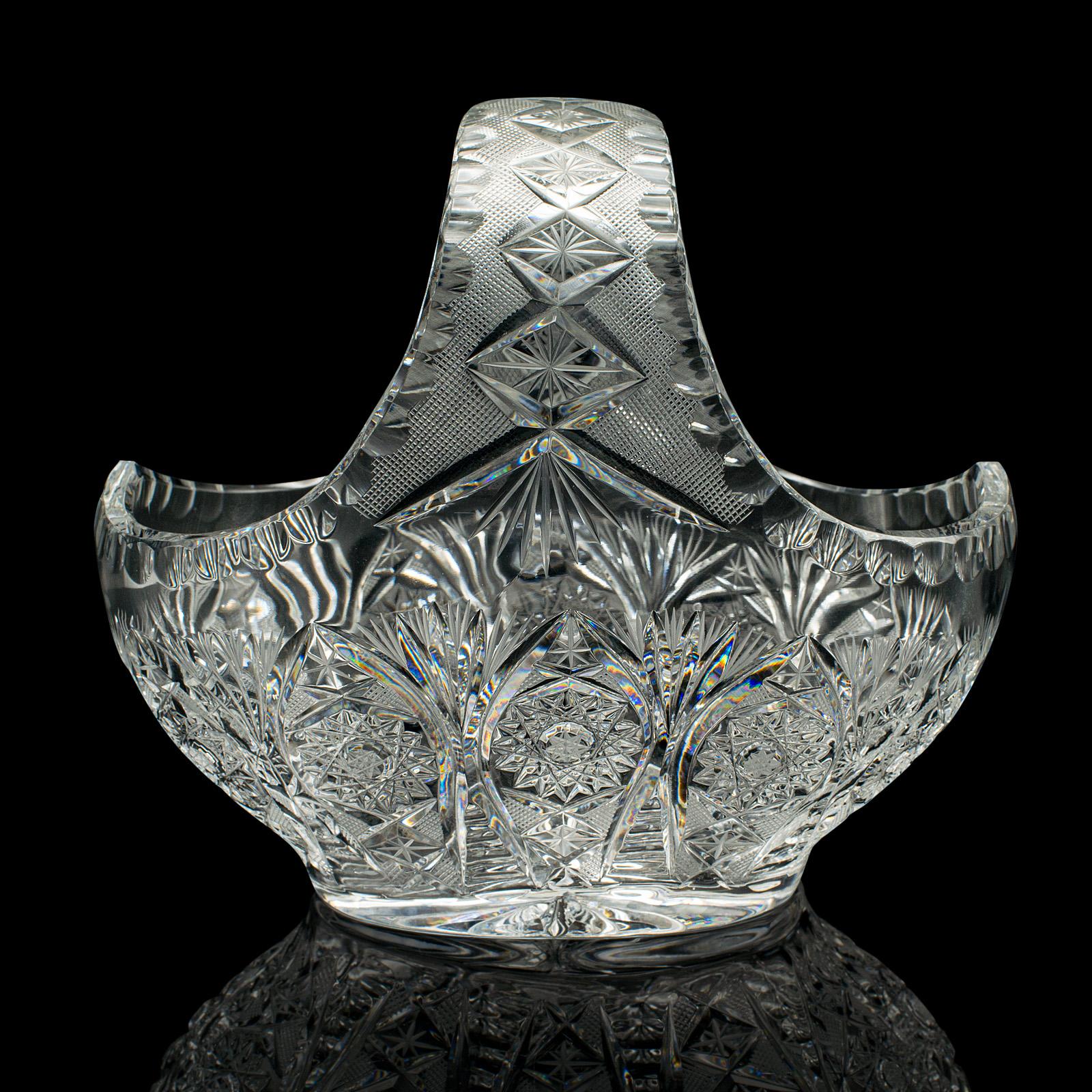 
Il s'agit d'une corbeille à fruits en cristal d'époque. Panier décoratif anglais en cristal taillé, datant du milieu du 20e siècle, vers 1950.

Aspect agréablement traditionnel avec une finition de coupe ornementale.
Présentant une patine