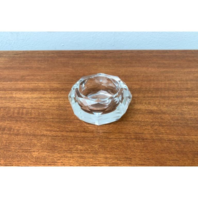 Cendrier vintage en cristal, 1970, en très bon état. Conçu de 1970 à 1979.

Informations complémentaires :
Matériaux : Verre
Type d'article : Vintage, antique ou d'occasion
Dimensions : 4,72ʺW × 4,72ʺD × 1,97ʺH
Condit : Inconnu, quelques