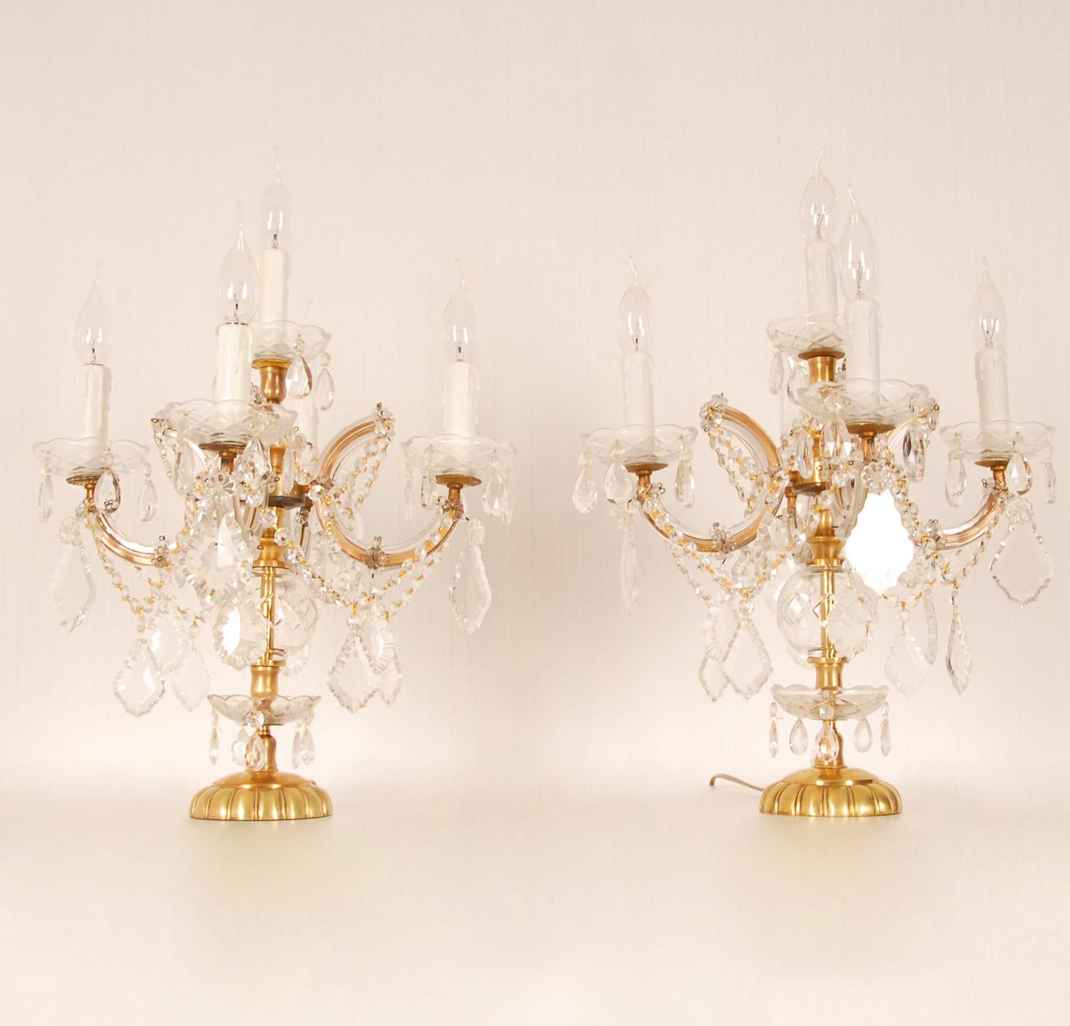 Autrichien Lampes vintage en cristal Marie Therese Lampes de table en cristal en laiton doré une paire en vente