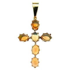 Ciondolo d'oro con croce di cristallo arancione opale d'epoca