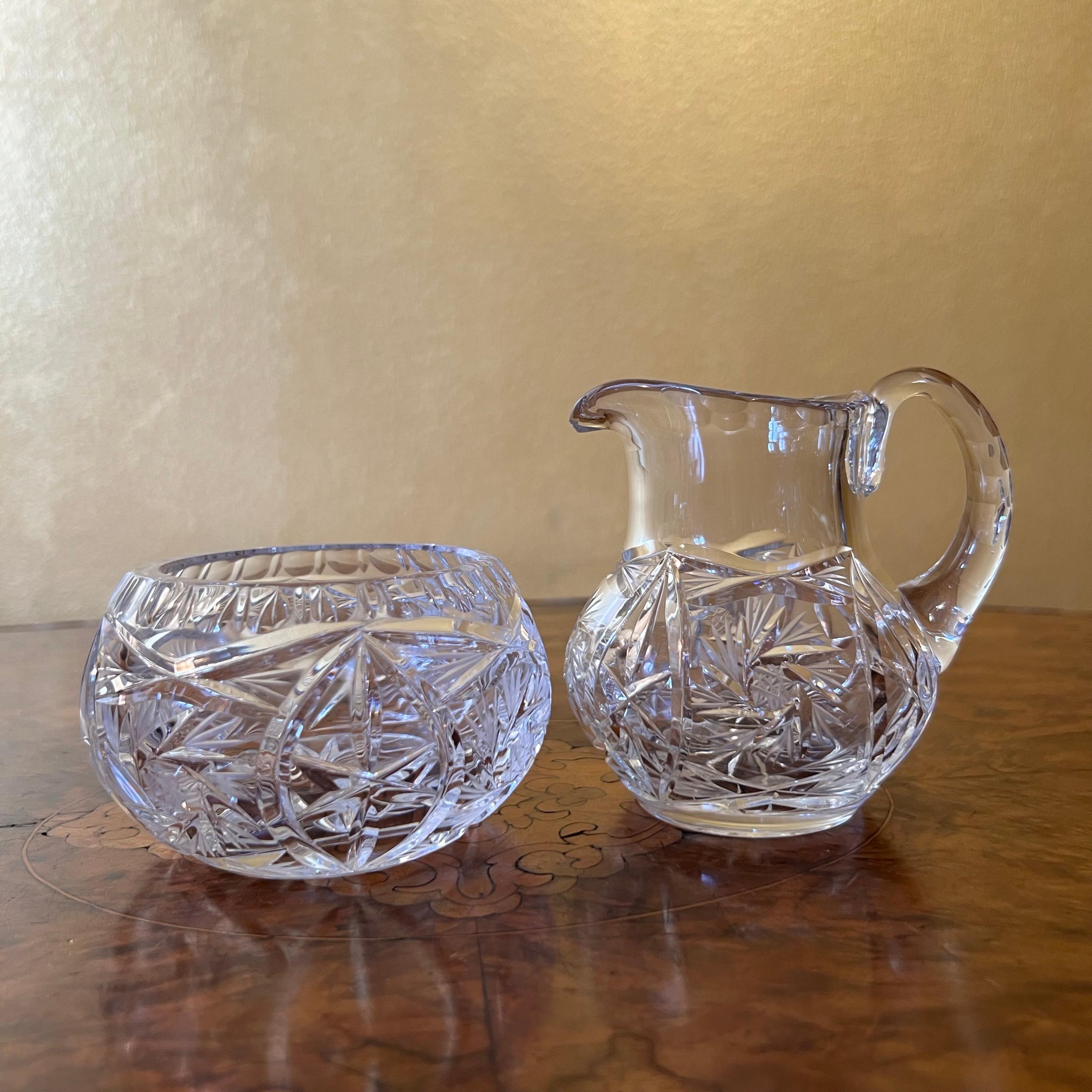 Descripción: Diseño de molinete de cristal, sólo algunos arañazos 

Material: Cristal 

Medidas

Jarra: 9 cm de alto, 9 cm de largo, 5 cm de ancho 

Cuenco: 5,5 cm de alto, 7 cm de diámetro 

Todos los envíos incluyen seguimiento y seguro 
