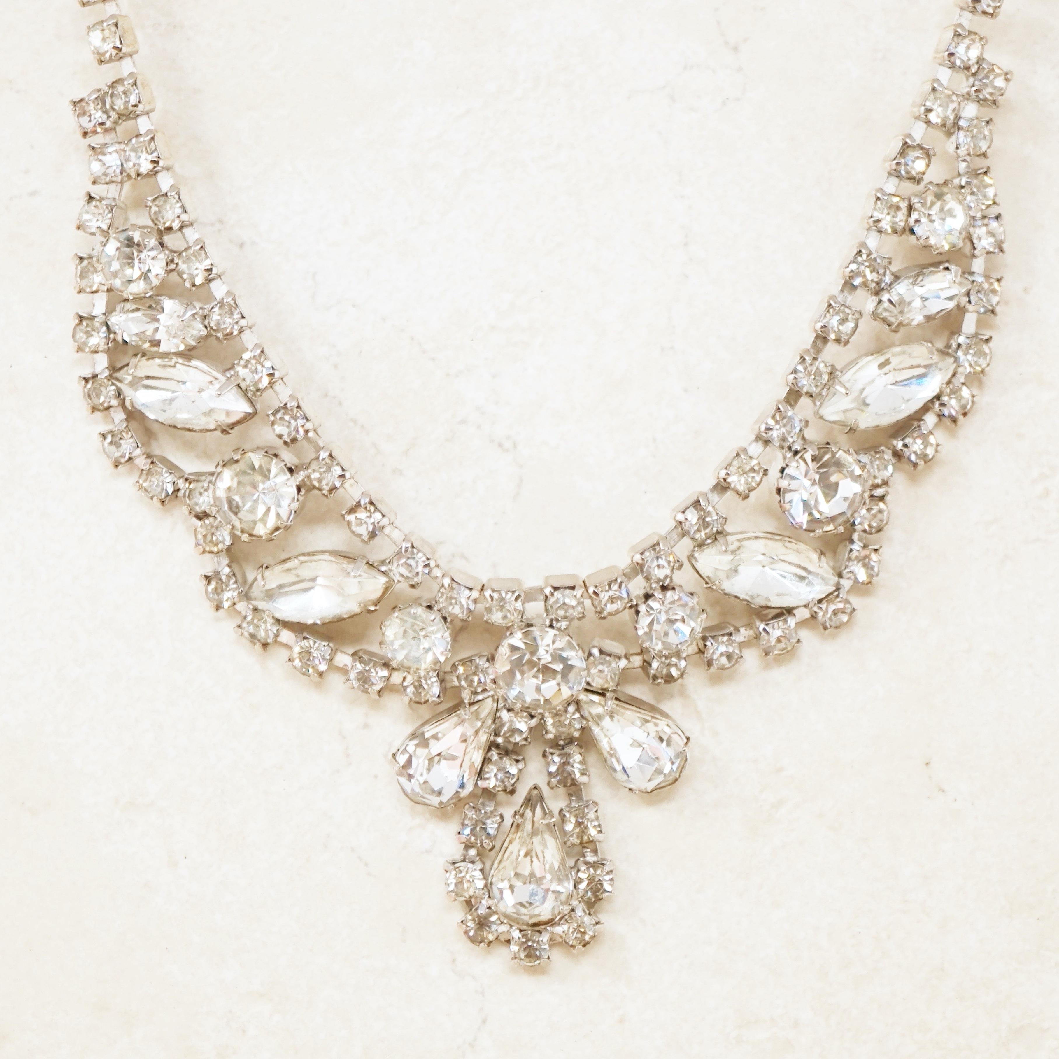 Moderne Collier ras du cou festonné vintage en cristal et strass avec goutte d'eau, années 1950 en vente