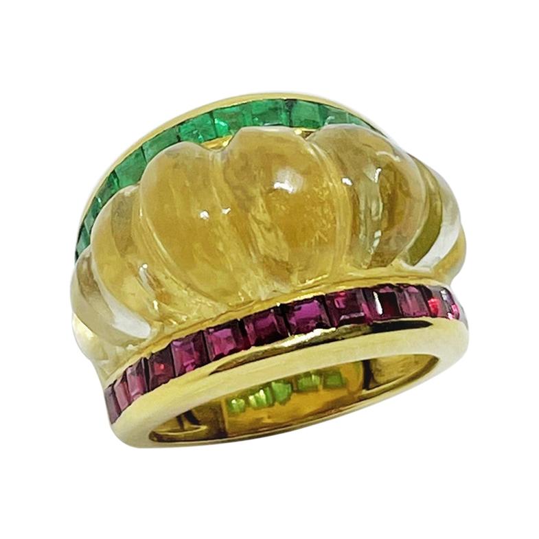 Bague vintage en or jaune sertie d'émeraudes et de cristaux en forme de roche et de rubis de taille carrée en vente