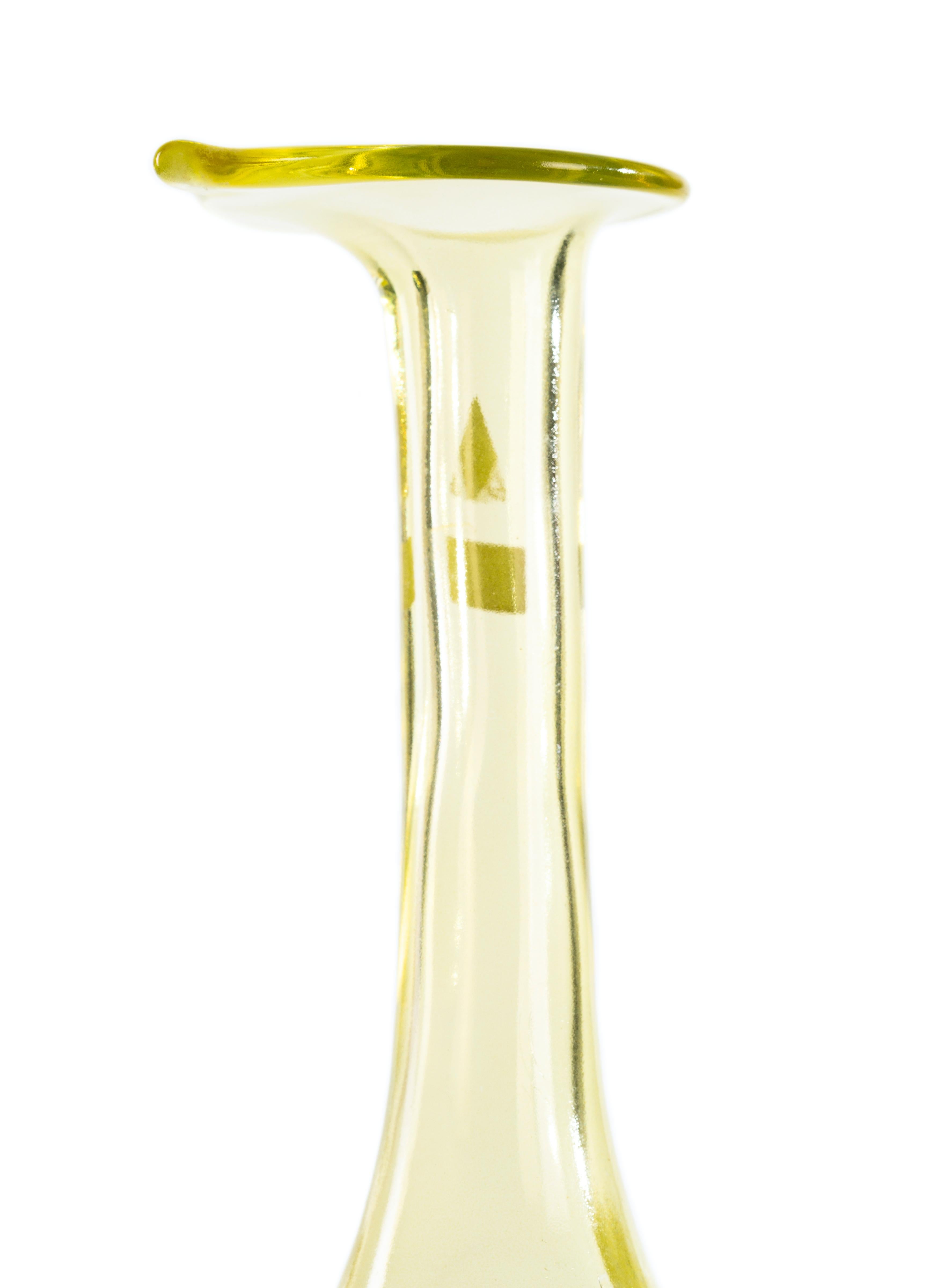 Ce vase en cristal est un grand et beau vase avec un corps bulbeux et un long cou terminé par une bouche en forme de lys. Le cristal est de couleur jaune paille et présente un chapeau irrégulier en forme de toile d'araignée qui décore le corps vers