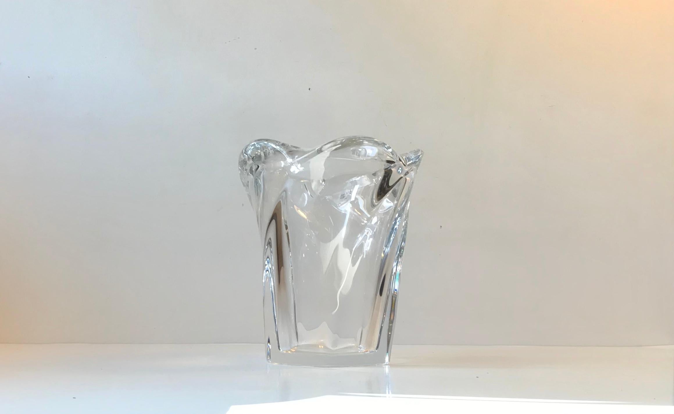 Diese Vase heißt Breeze und egal aus welchem Blickwinkel man sie betrachtet, die Wellen lassen sie so aussehen, als ob sie sich bewegt, fließt und in Bewegung ist. Jeder Winkel ist anders. Er besteht aus dickem, klarem Kristall und wurde vom