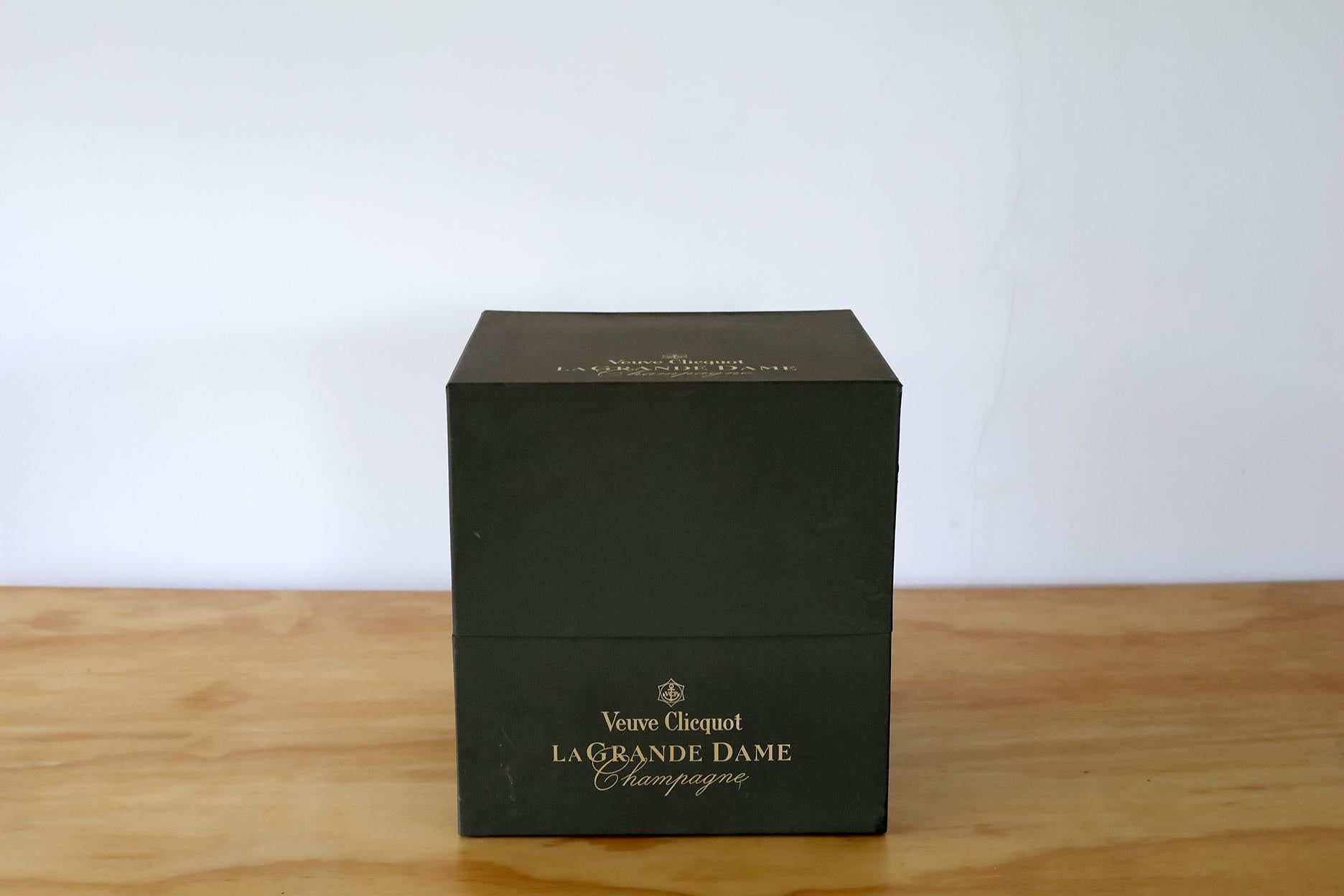 Very rare crystal champagne cooler in the shape of an egg by the legendary Champagne House VEUVE CLICQUOT.
It can hold various bottles. Comes with original box.
Perfect condition. 
Made of crystal and metal (most likely bronze).
