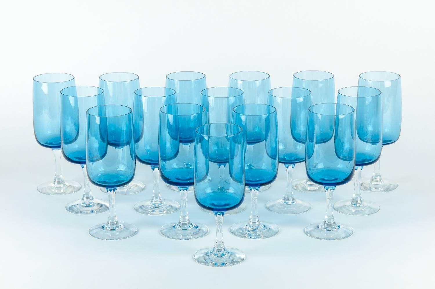 Vintage North America crystal barware wine / water glassware set of 16 pieces. Each glass is in excellent condition. Each glass measure about 7 inches high x 2.8 inches diameter.