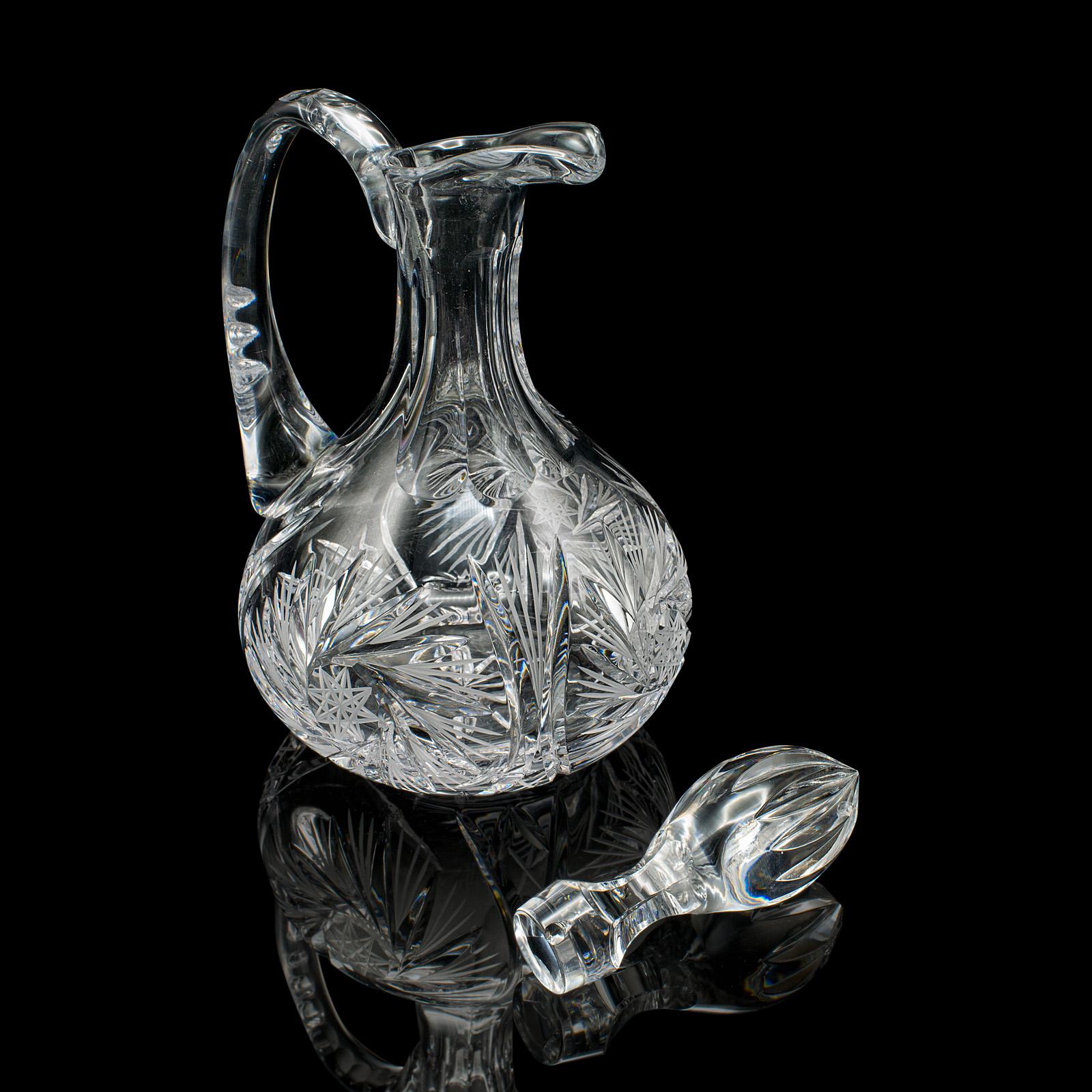 Se trata de un aguamanil de cristal vintage para vino. Decantador inglés de clarete o aguardiente, de cristal tallado, de mediados del siglo XX, hacia 1960.

Ejemplo llamativo con un brillo que atrae miradas de admiración
Presenta una deseable