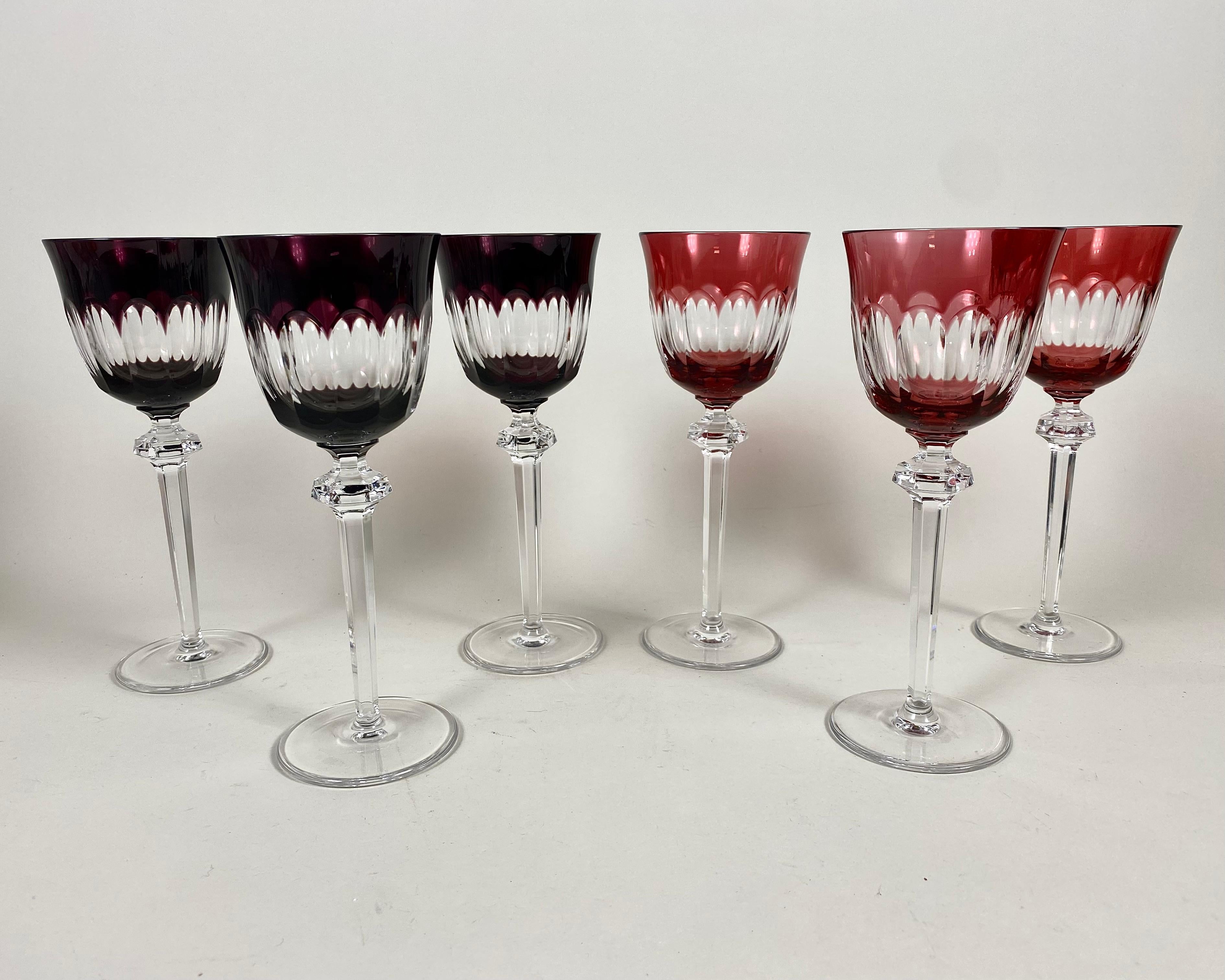 Un set di bicchieri da vino President Series del produttore tedesco Karl Klokotschnik in vero cristallo decorerà la tua casa. Circa anni '70.

Ogni bicchiere è soffiato a bocca, tagliato a mano e lucidato alla perfezione da abili