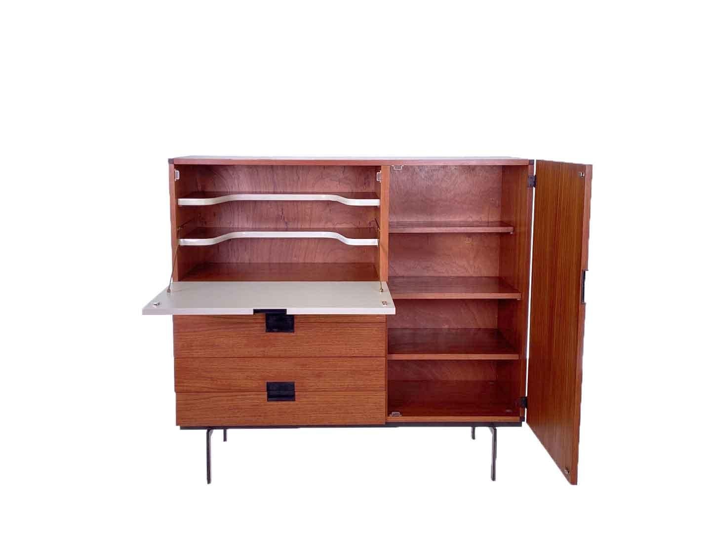 Armoire CU01 vintage particulièrement emblématique de Cees Braakman, produite par Pastoe en 1958. Ce meuble, qui appartient à la série japonaise de Pastoe, est un véritable classique du design néerlandais. L'armoire comporte quatre tiroirs, une