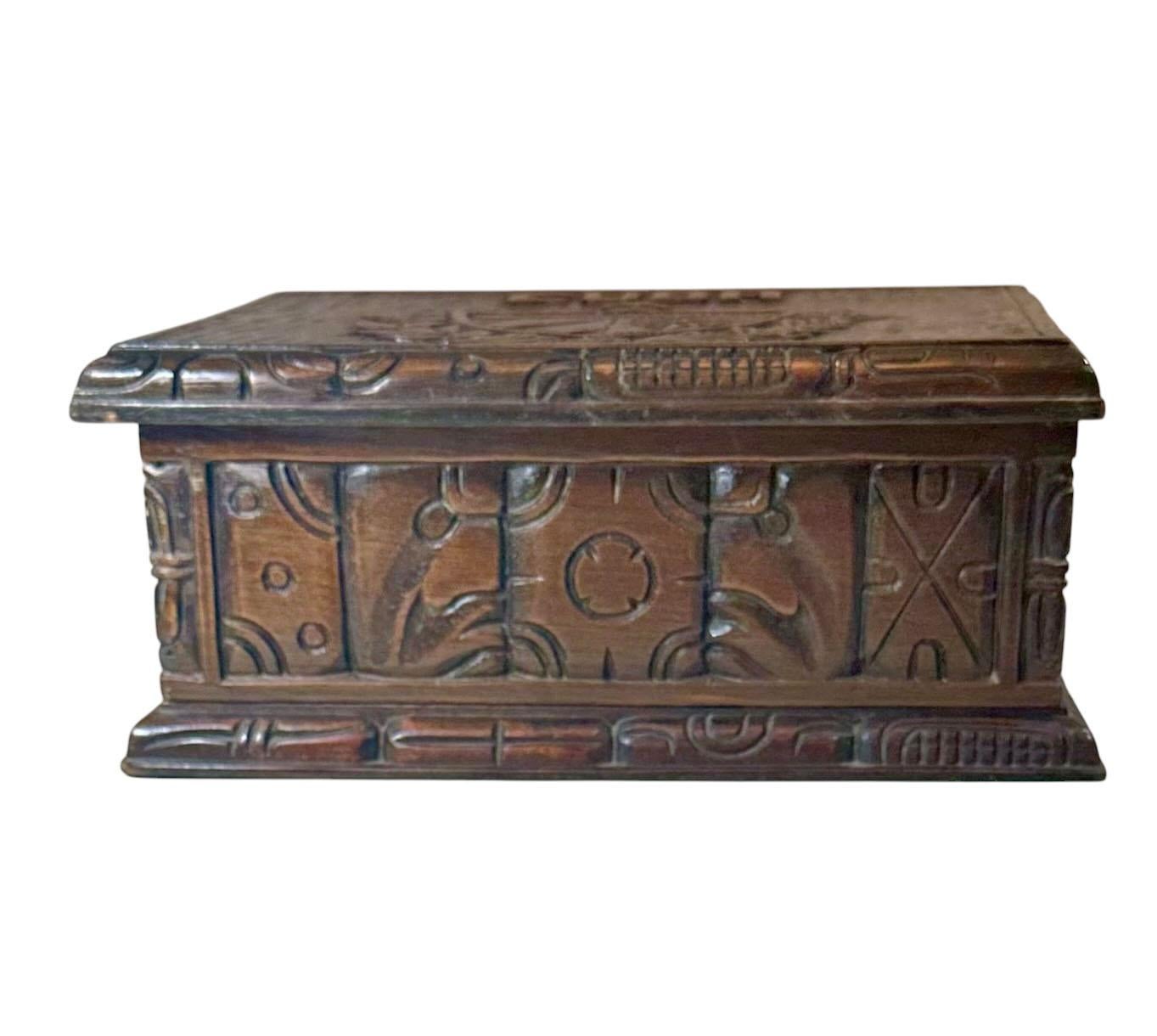 Boîte vintage, datant des années 1930, provenant de Cuba. Entièrement sculpté à la main en bois de rose cubain. L'intérieur a une profondeur de trois pouces.