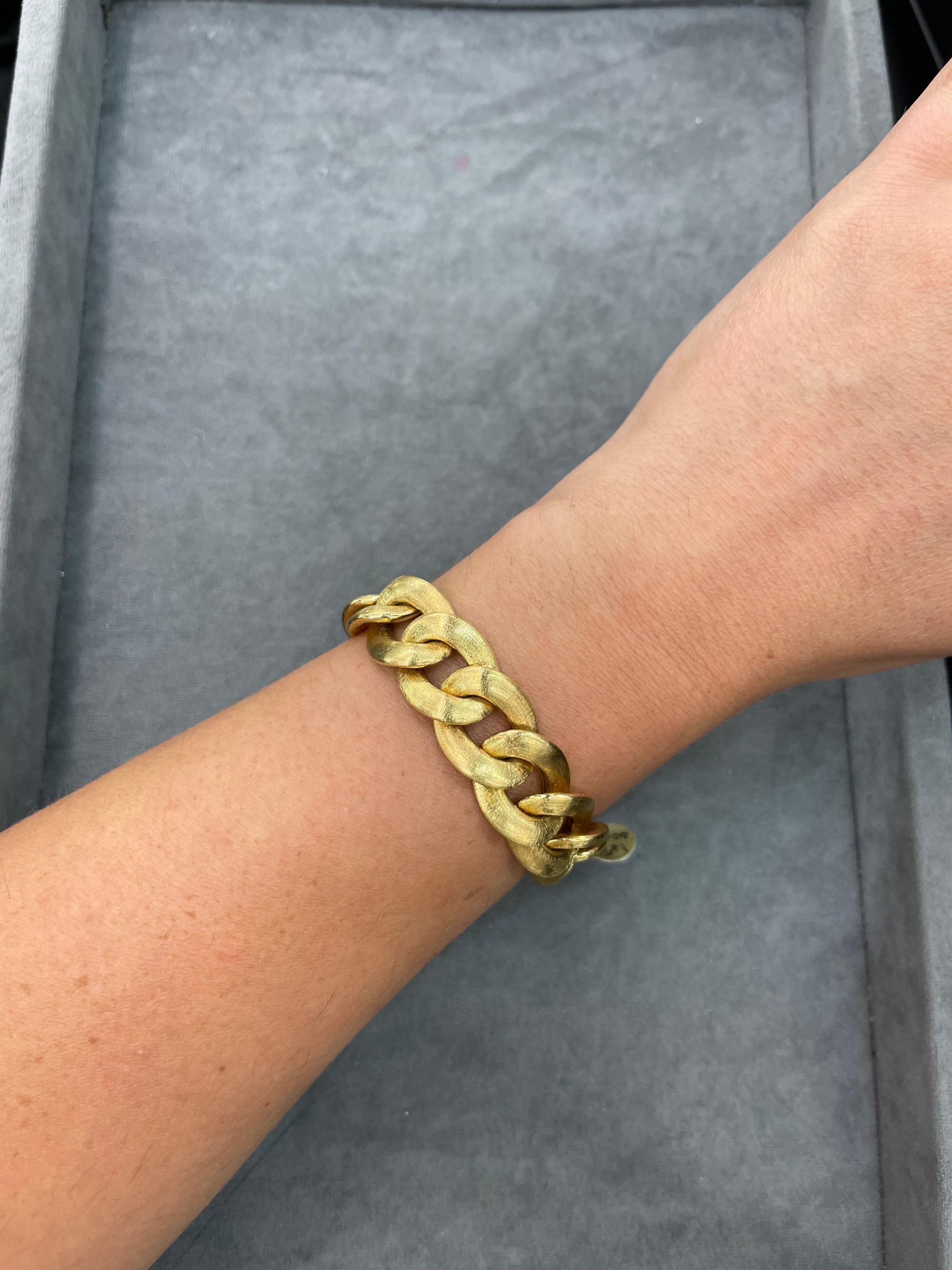 Vintage Cuban Link Brushed Finished Bracelet 18 Karat Yellow Gold 41 Grams For Sale 1