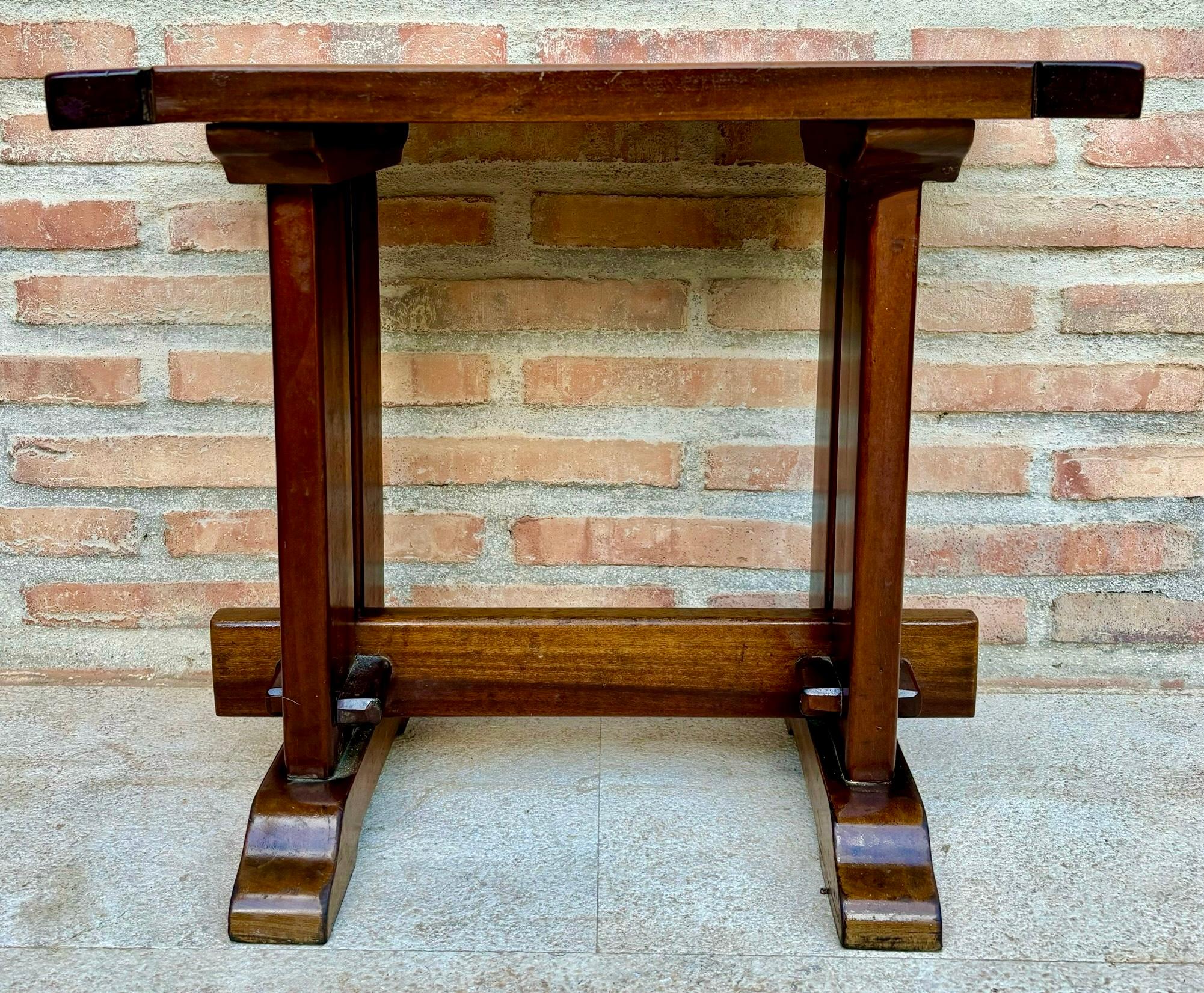 Table d'appoint cubiste Art Déco, en noyer massif et placage de noyer, polissage français. Noir.