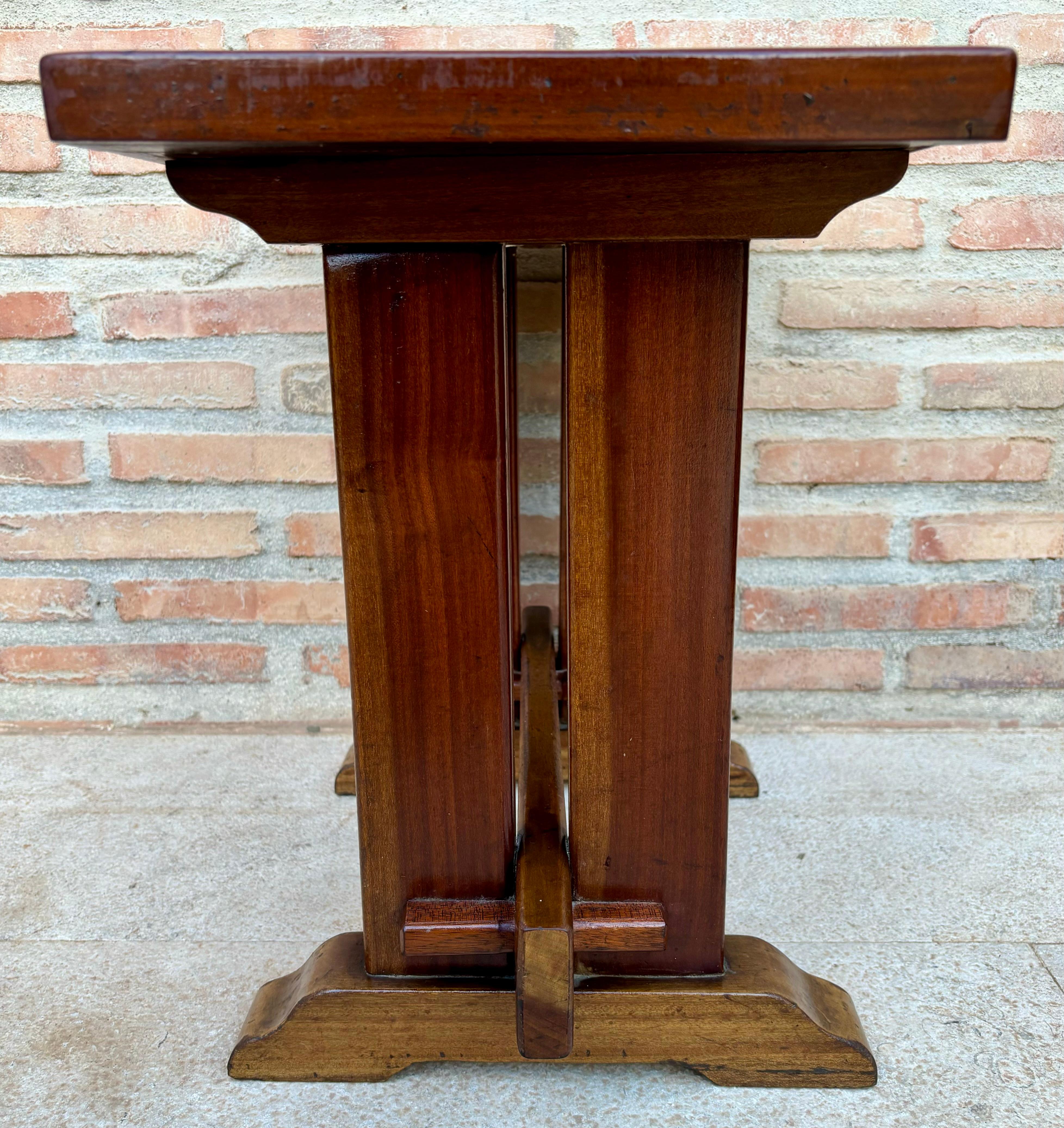 Table d'appoint Art of Vintage cubiste en noyer, années 1920 Bon état - En vente à Miami, FL