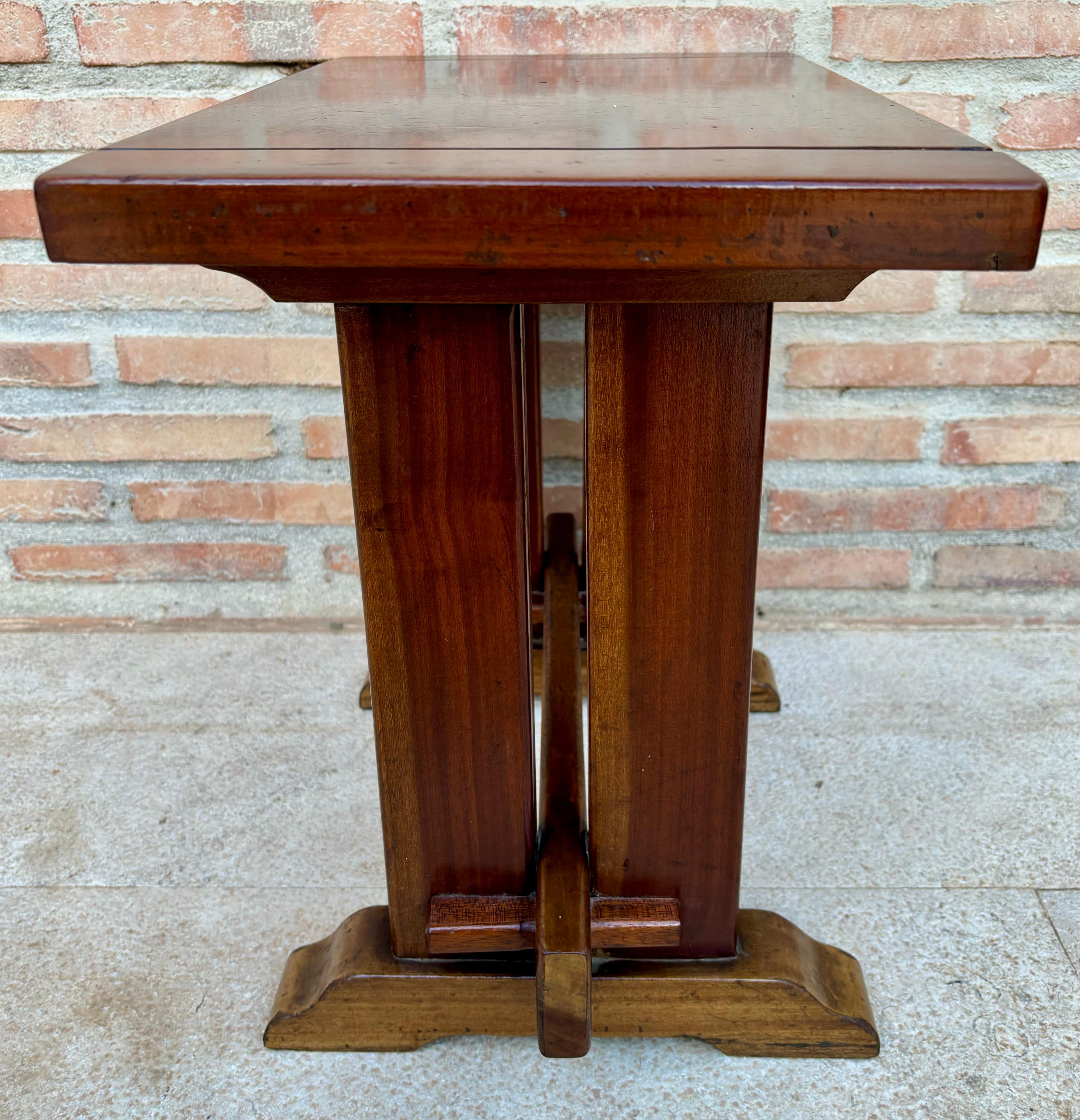 20ième siècle Table d'appoint Art of Vintage cubiste en noyer, années 1920 en vente