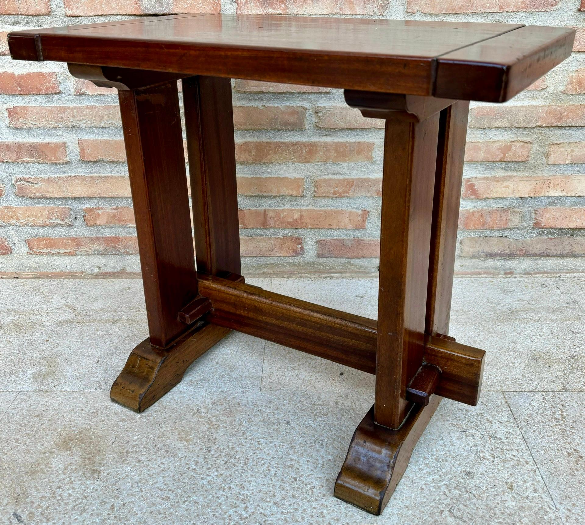Noyer Table d'appoint Art of Vintage cubiste en noyer, années 1920 en vente