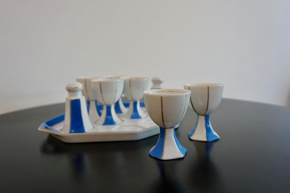 Vintage cubist egg cups, salt and pepper shaker from Bauer and Pfeiffer Wurttemberg porcelain
White and blue set of egg cups with salt and pepper in cubist style, from the German porcelain Bauer and Pfeiffer Wurttemberg Company. Full set with no