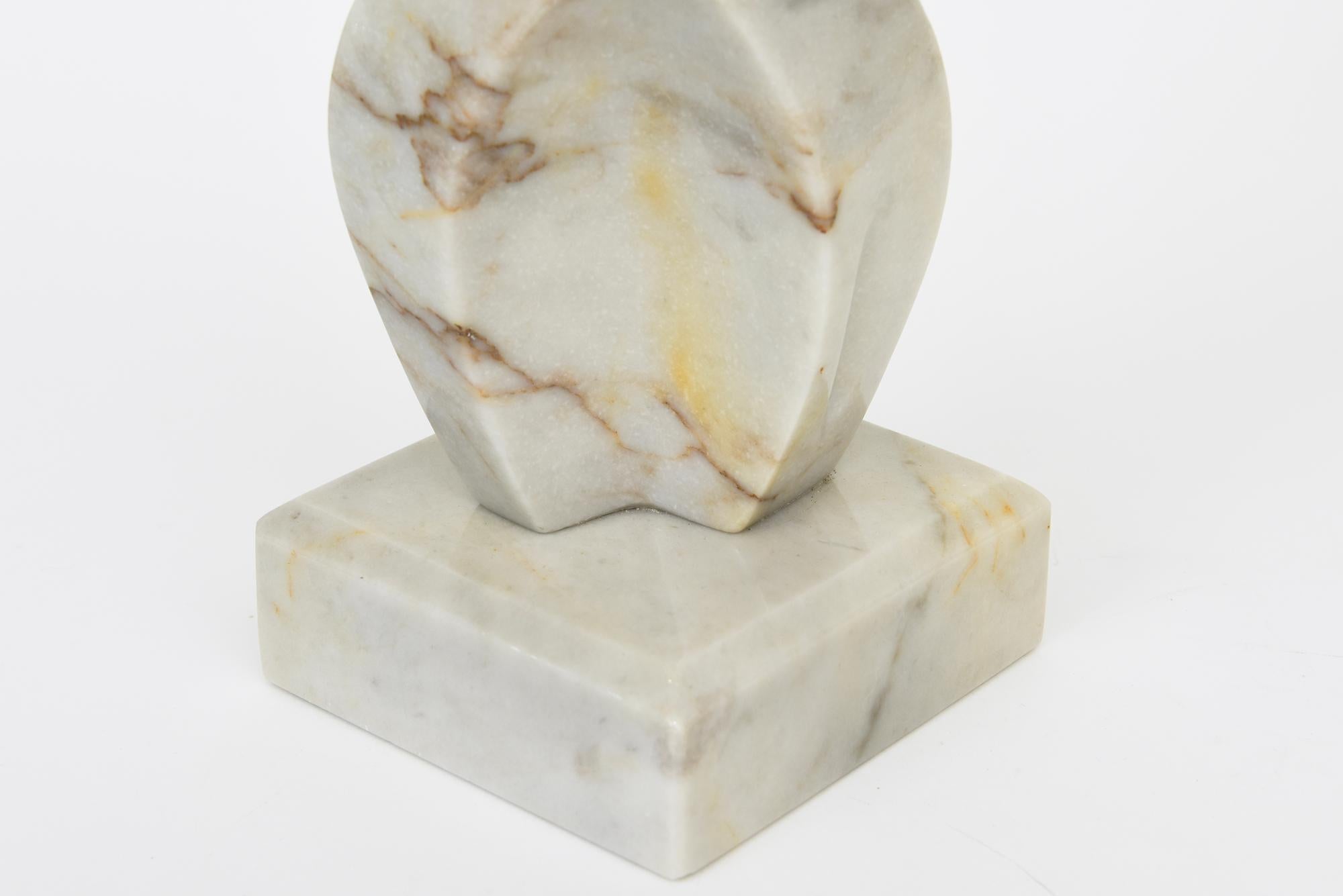 Escultura Cubista Vintage de Figuras Entrelazadas de Mármol Variegado o Accesorio de Escritorio en venta 5