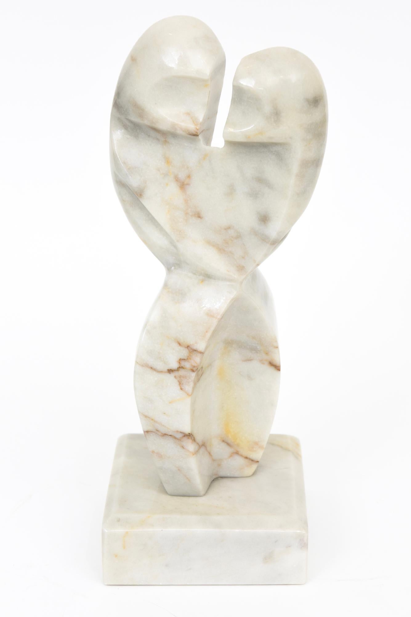 Esta fabulosa escultura cubista vintage de mármol está formada por figuras sin rostro entrelazadas. El mármol es abigarrado, con algunos destellos de una variante de amarillo claro contra el blanco y el gris. De los años 70. Es diferente desde todos