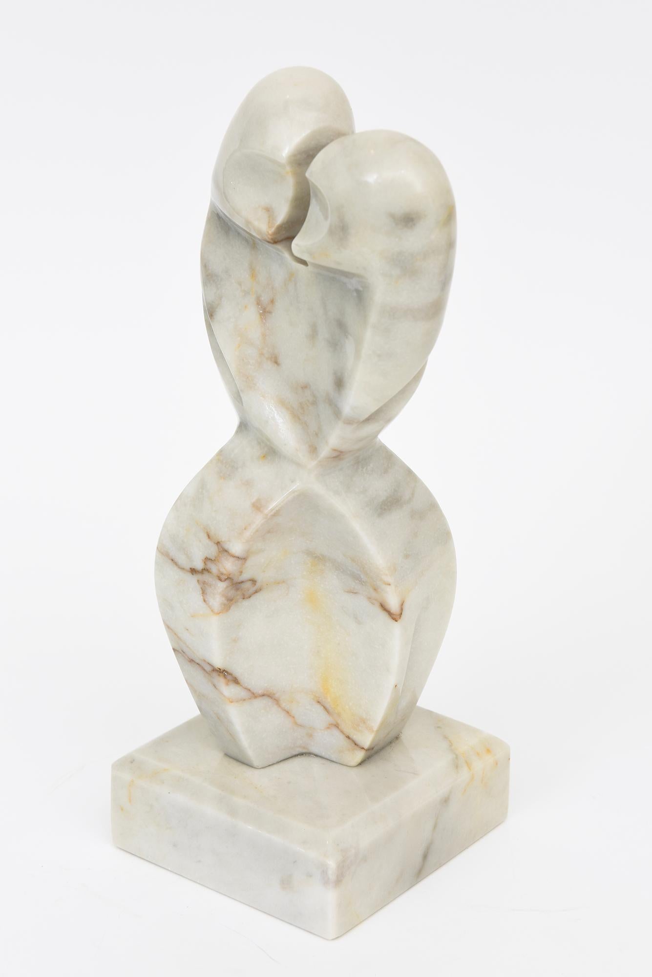 Escultura Cubista Vintage de Figuras Entrelazadas de Mármol Variegado o Accesorio de Escritorio Moderno en venta