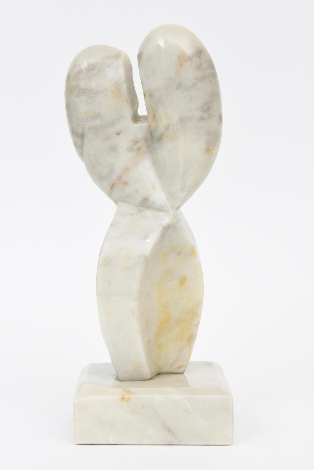 Escultura Cubista Vintage de Figuras Entrelazadas de Mármol Variegado o Accesorio de Escritorio Estadounidense en venta