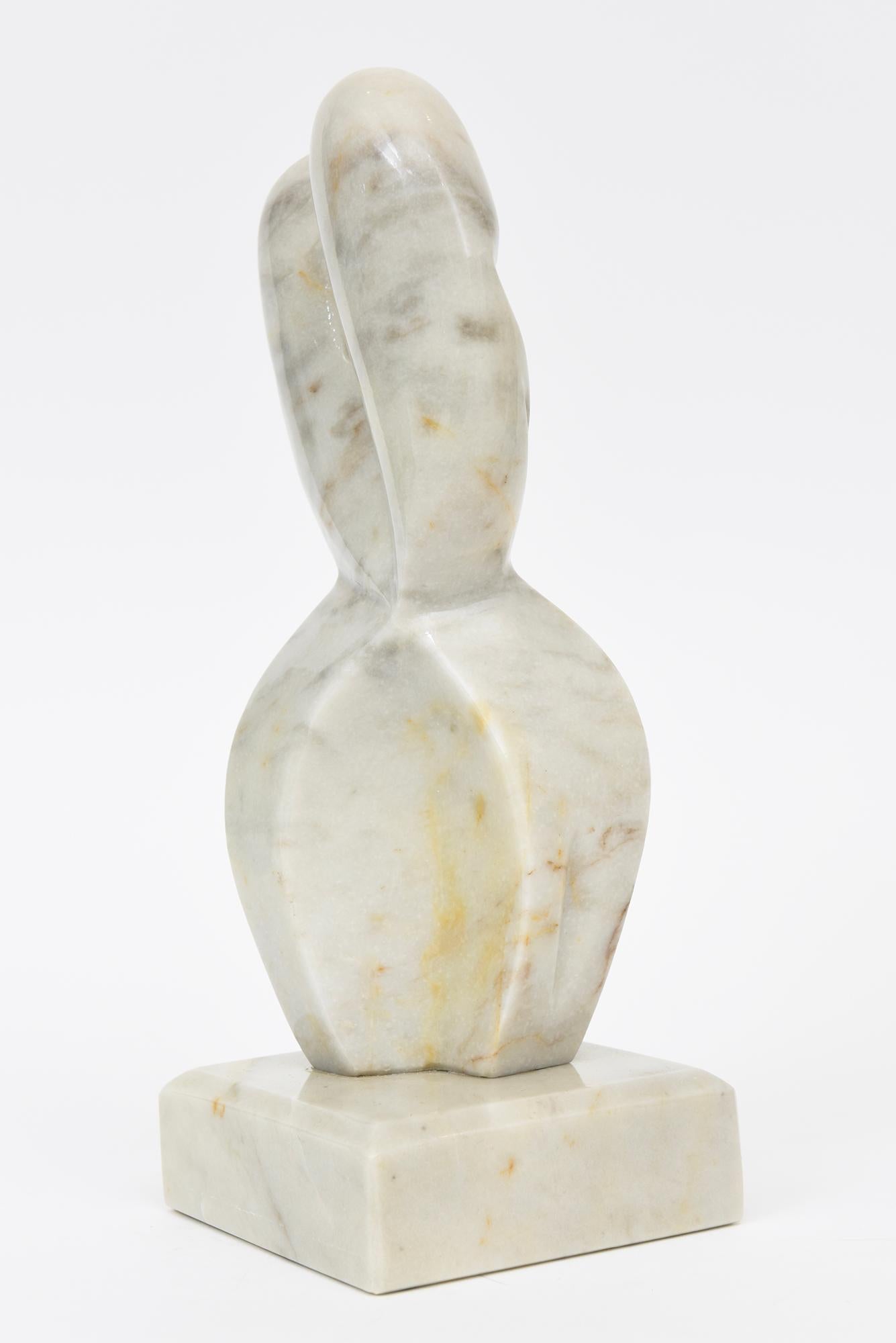 Escultura Cubista Vintage de Figuras Entrelazadas de Mármol Variegado o Accesorio de Escritorio en venta 2