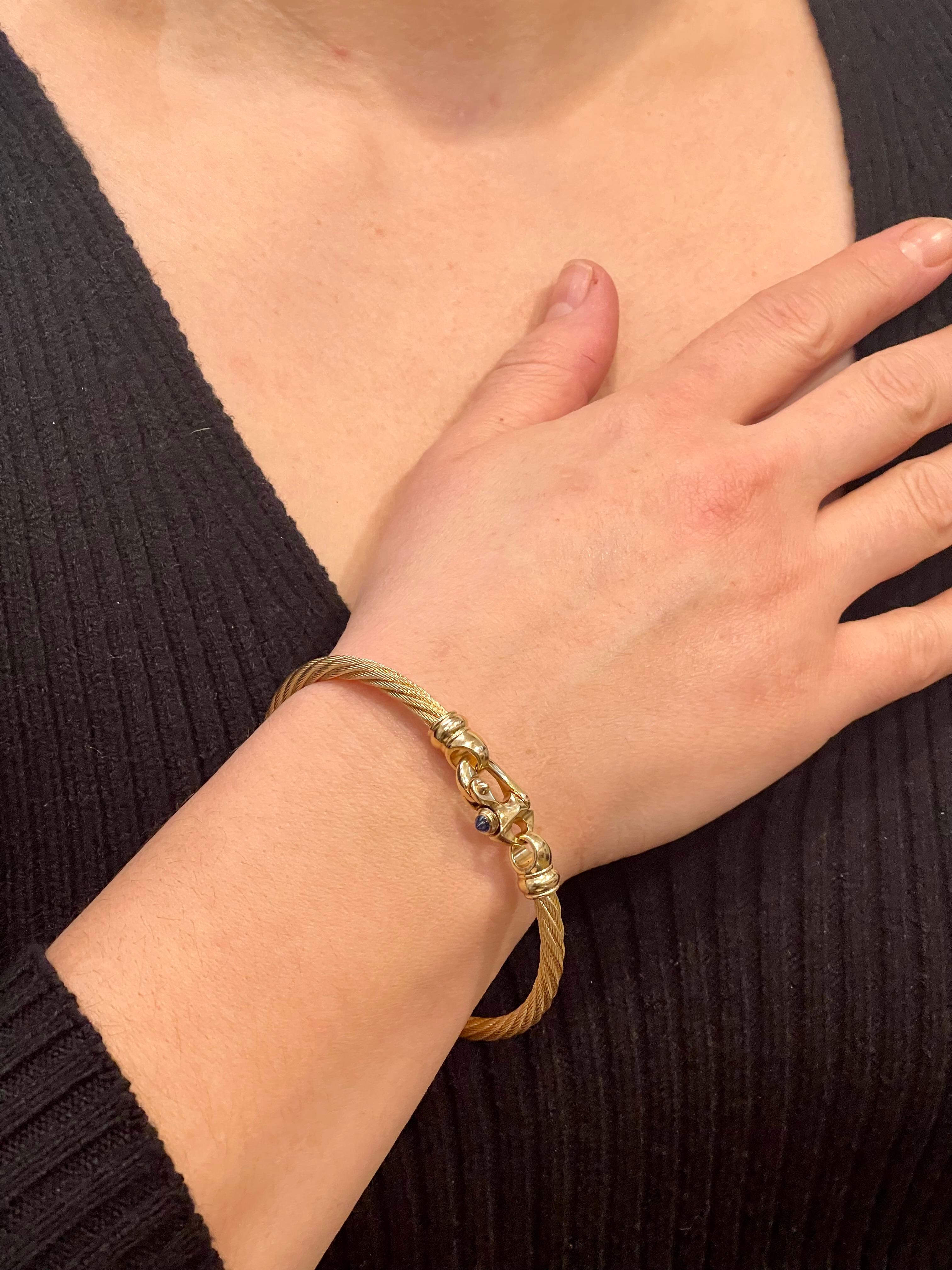 Vintage Manschette Armreif Armband 14 Karat Gelbgold 30 Gramm
Es besteht aus einem Armreif aus einem 14  karat  Gelbgold und eingebettet mit  ein Saphir-Cabochon an den Enden des Armreifs. .
Von einer Seite zu öffnen, um das Tragen zu erleichtern.