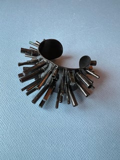 Manschettenarmband Brutalistisches Statement-Stück aus Rotgussmetall Rhutenium