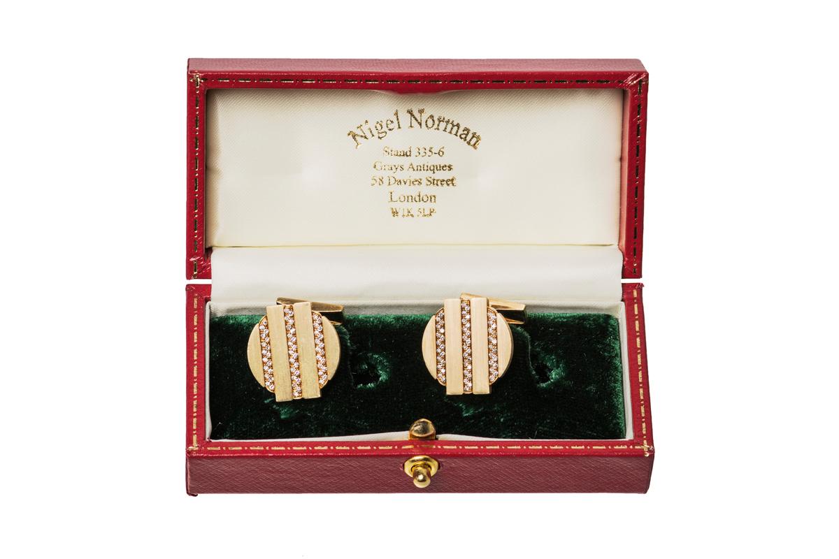 Vintage Cufflinks by Piaget with Diamonds set in 18 Karat Gold, Swiss circa 1975 In Good Condition For Sale In London, GB