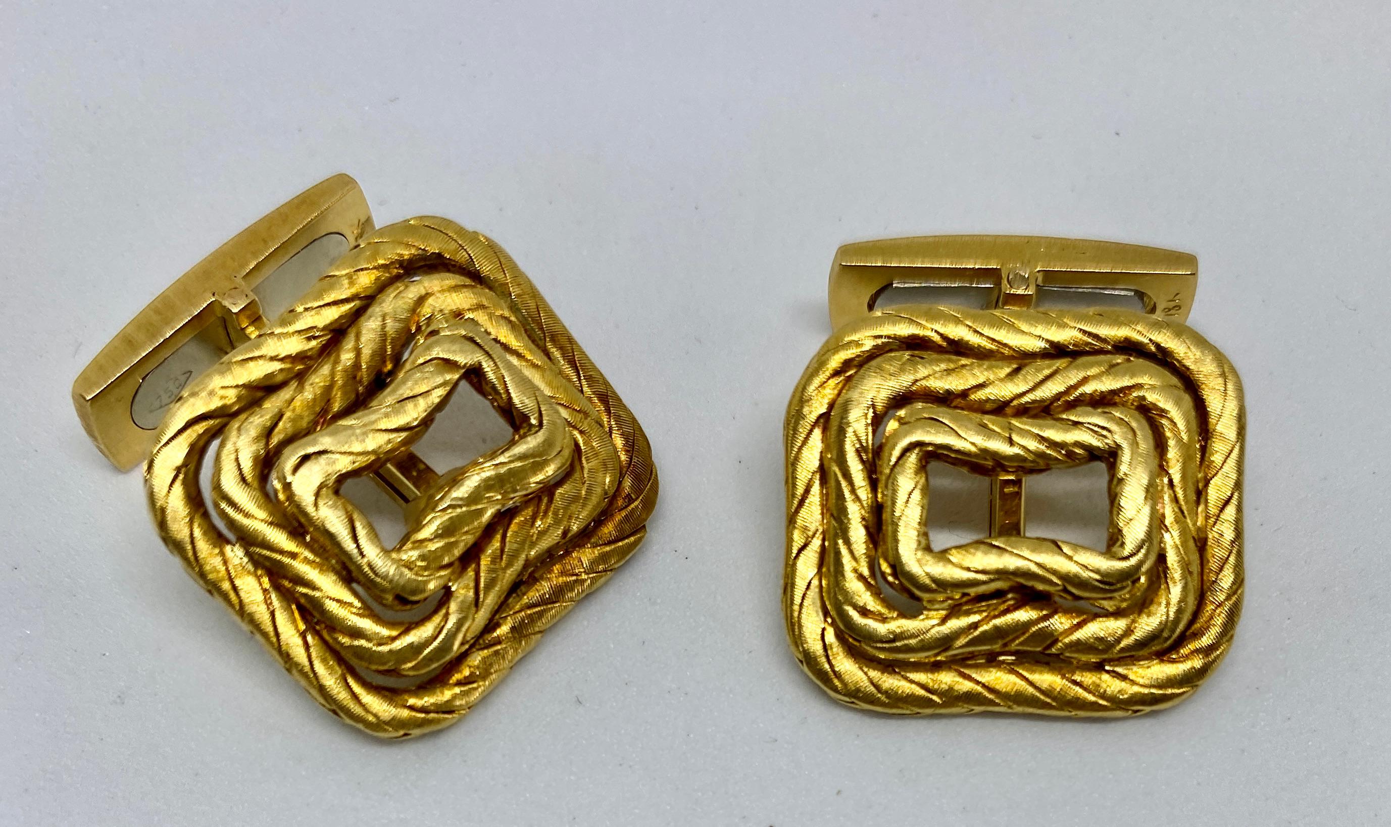 Une paire de boutons de manchette vintage en or jaune 18 carats qui réussit à équilibrer un design subtil avec le style inimitable et le savoir-faire inégalé de Buccellati.

Utilisant deux techniques pour lesquelles Buccellati est connu - le tissage