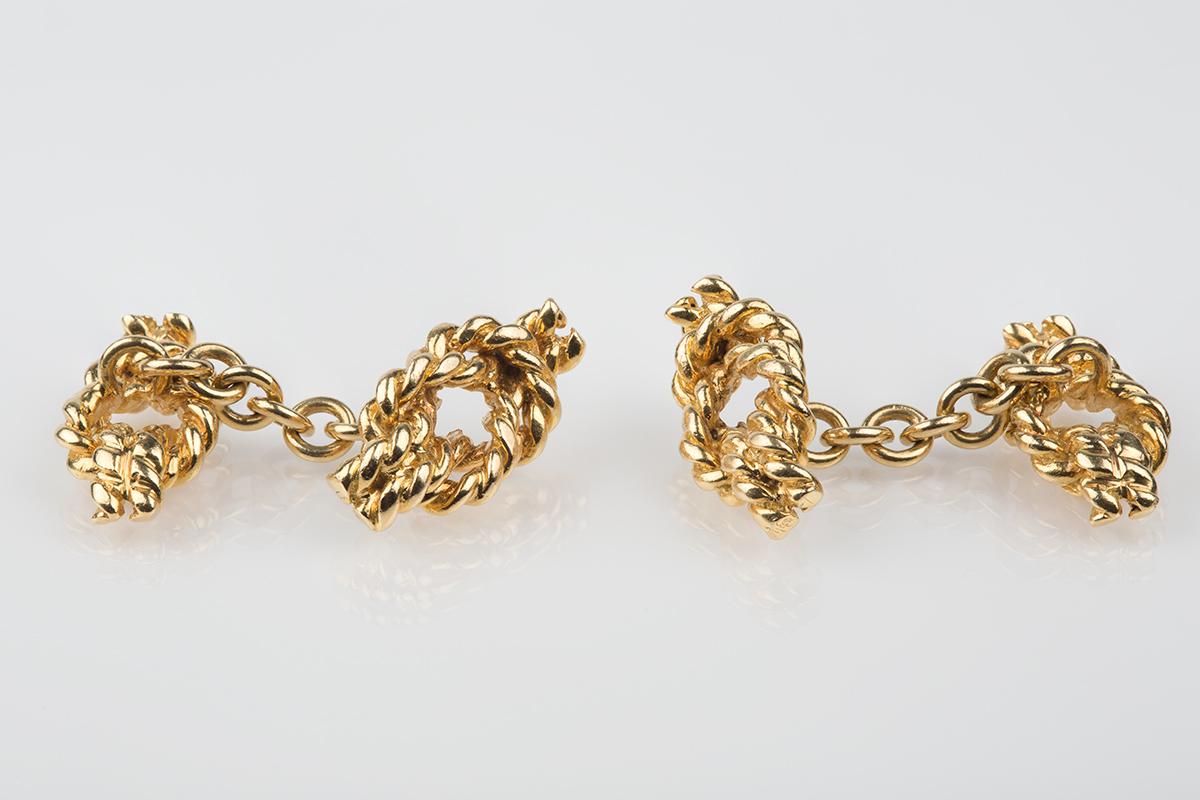 Vintage Cufflinks of Reef Knots in Textured 18 Carat Gold, English, circa 1960 In Good Condition For Sale In London, GB
