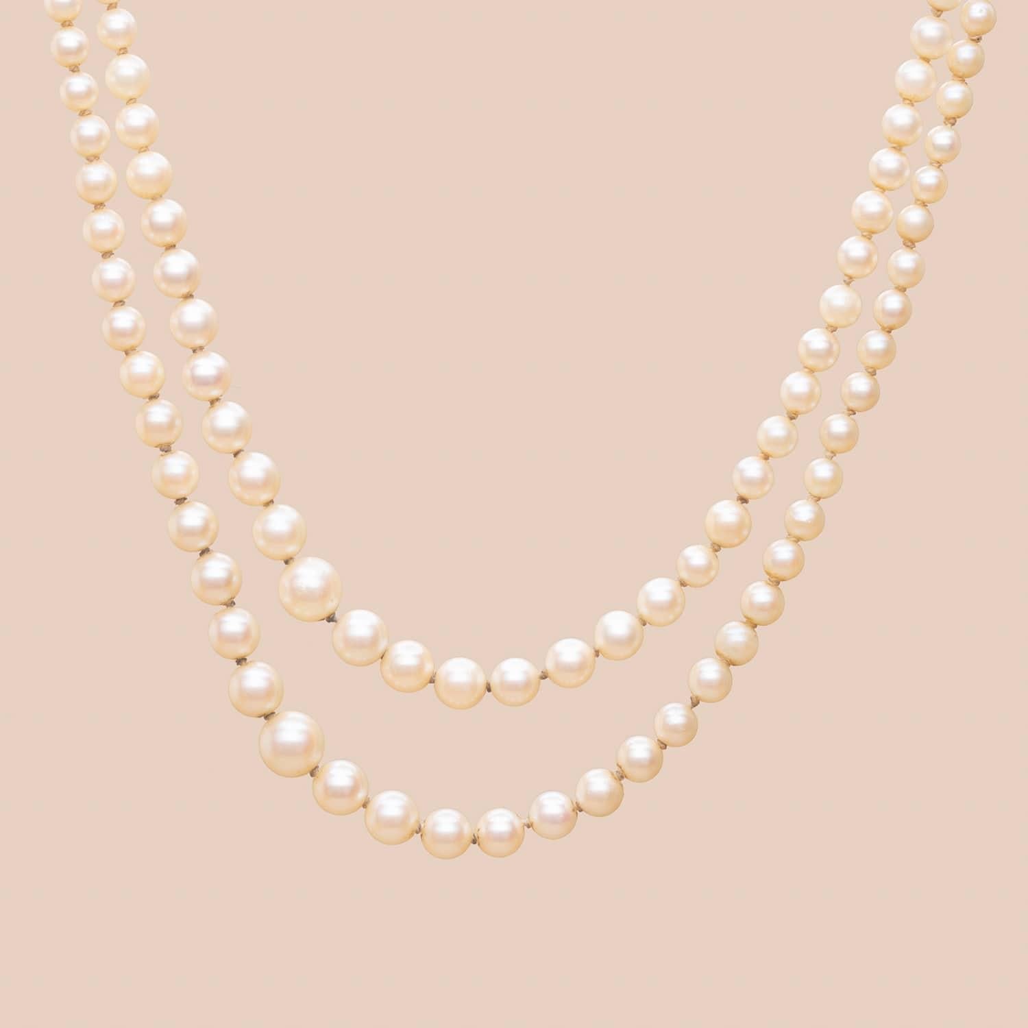 Two-strand vintage graduating pearl necklace. Cultured pearls, amongst them three non tested fine pearls. 

18K gold clasp 

French craftsmanship from the sixties 

Length : 50 cm

Gross weight : 25.66 g